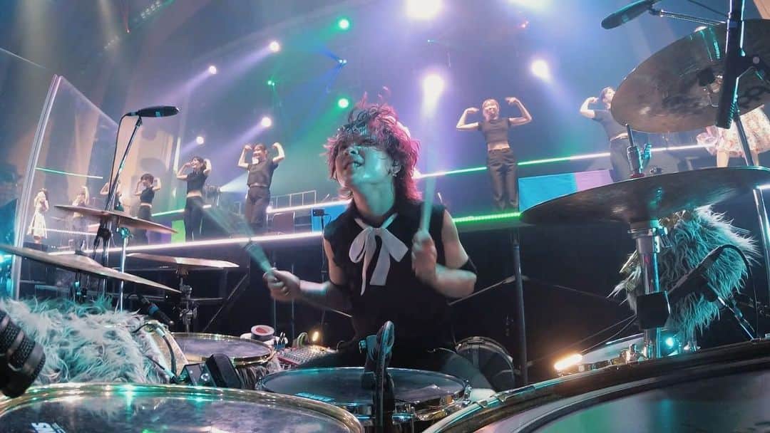 Tatsuya Amanoのインスタグラム：「TEAM SHACHI "ラリラリホー" Drum cam🥁🔥 ⁡ Live at PACIFICO YOKOHAMA 「OVER THE HORIZON〜はちゃめちゃ！パシフィコ！〜 」🇯🇵 ⁡ #Drumcam #sjcdrums #meinlcymbals #evansdrumhead #promarkdrumsticks #TeamShachi #チームシャチ #シャチはしゃパシ」