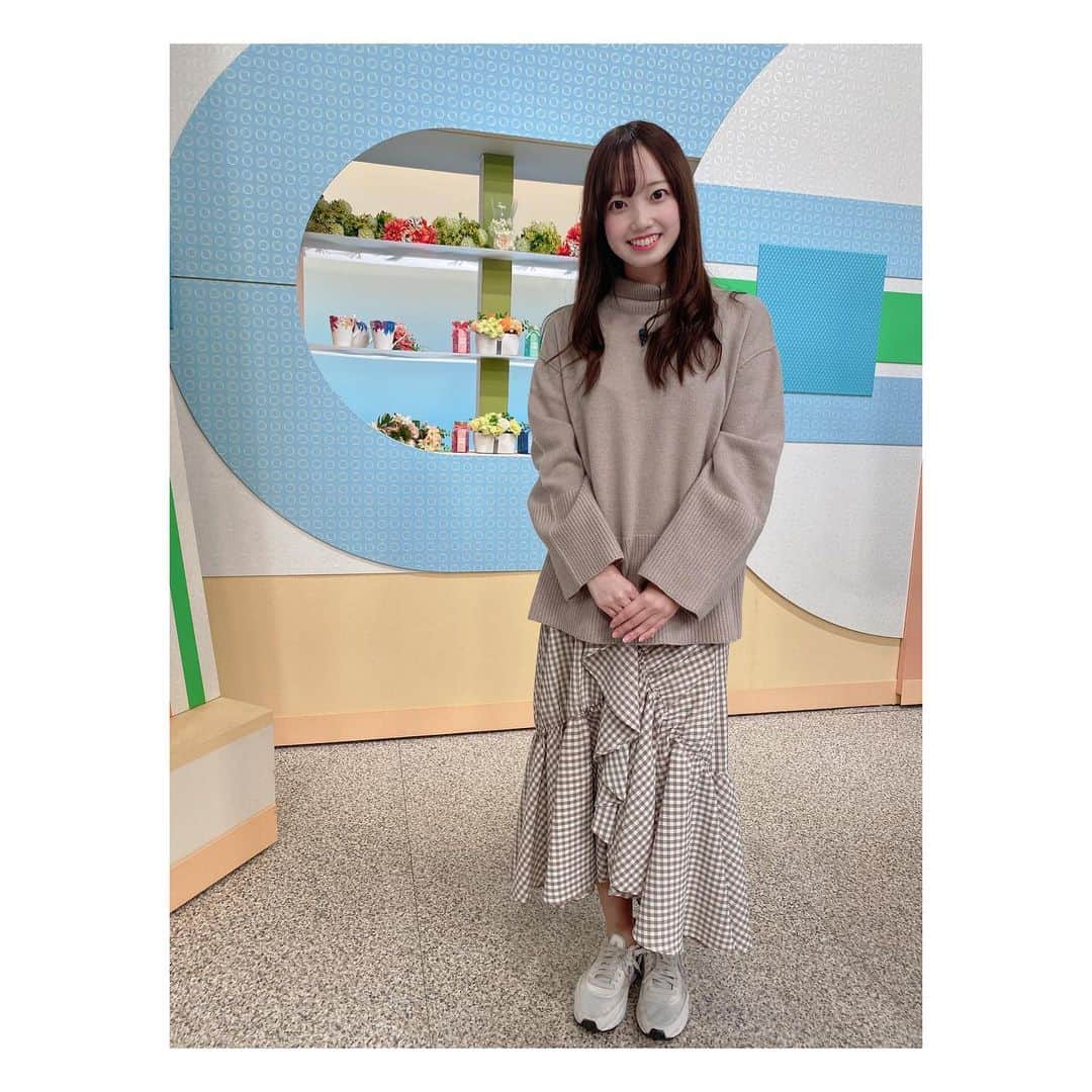 石井奏美のインスタグラム：「今日のシアワセ気分の衣装はグレージュのニット☁️  明日は立冬。暦の上では冬になりますね☃️暖かくして体調を崩さないよう、お気をつけください🧣  今日も1日お疲れ様でした💐🧸  #岡山#香川#アナウンサー#milaowen」