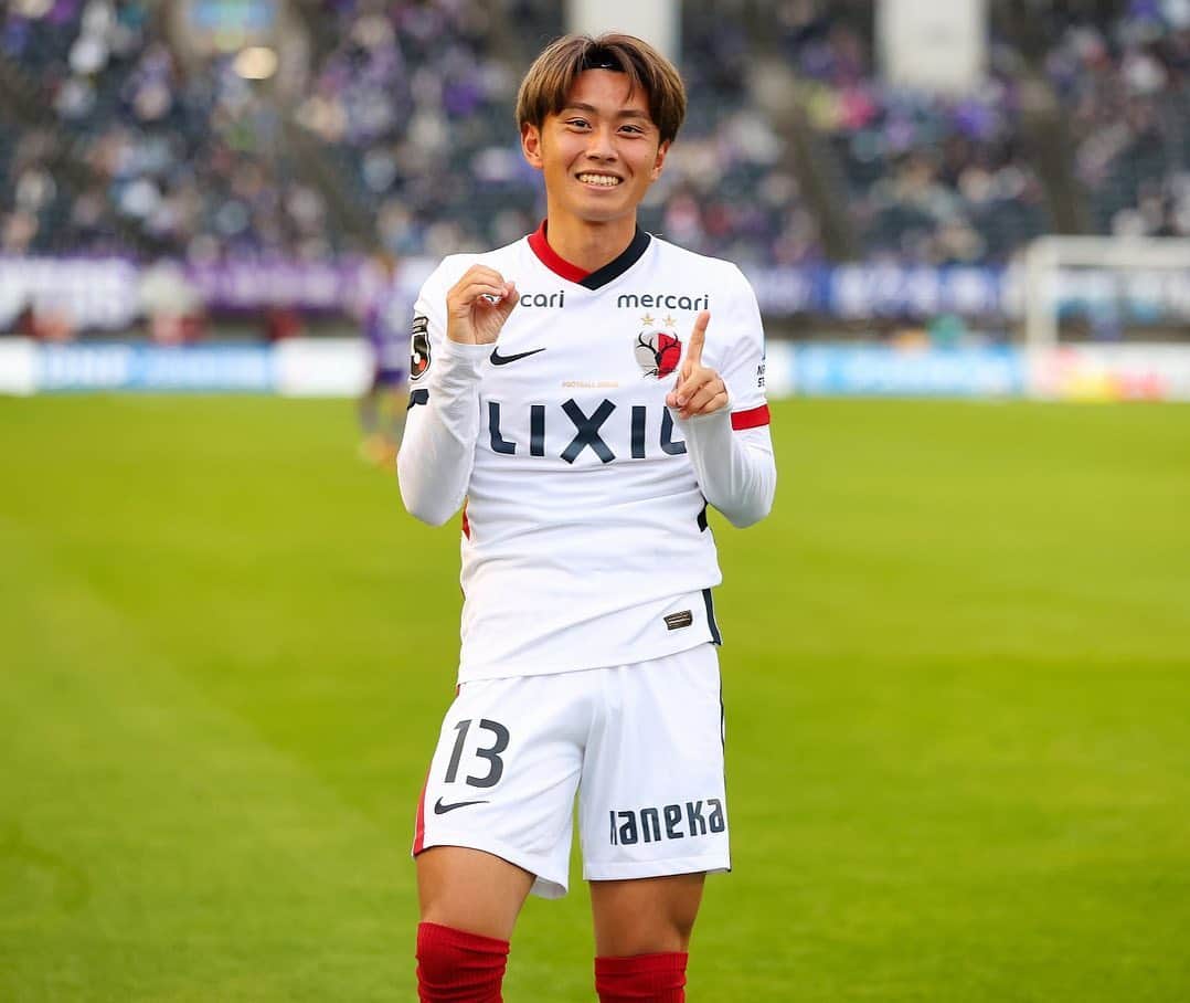 荒木遼太郎さんのインスタグラム写真 - (荒木遼太郎Instagram)「10代2桁達成することが出来ました！ このチームで達成することが出来て嬉しく思います。 残り4試合勝って、個人としてもまだまだ得点決めれるように頑張ります！  わんくんから10ゴール記念にプレゼントを貰いました。 ありがとうございます😍 大事に使います！  01になっちゃいました笑  #鹿島アントラーズ  #jリーグ  #globetrotter  #paulsmith  #わんくん  #荒木遼太郎」11月6日 19時48分 - a.ryotaro_official