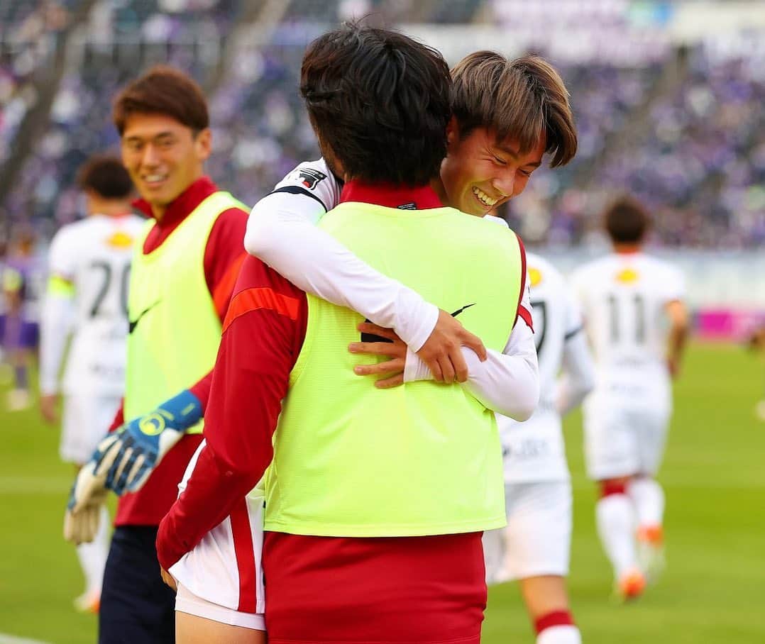 荒木遼太郎さんのインスタグラム写真 - (荒木遼太郎Instagram)「10代2桁達成することが出来ました！ このチームで達成することが出来て嬉しく思います。 残り4試合勝って、個人としてもまだまだ得点決めれるように頑張ります！  わんくんから10ゴール記念にプレゼントを貰いました。 ありがとうございます😍 大事に使います！  01になっちゃいました笑  #鹿島アントラーズ  #jリーグ  #globetrotter  #paulsmith  #わんくん  #荒木遼太郎」11月6日 19時48分 - a.ryotaro_official