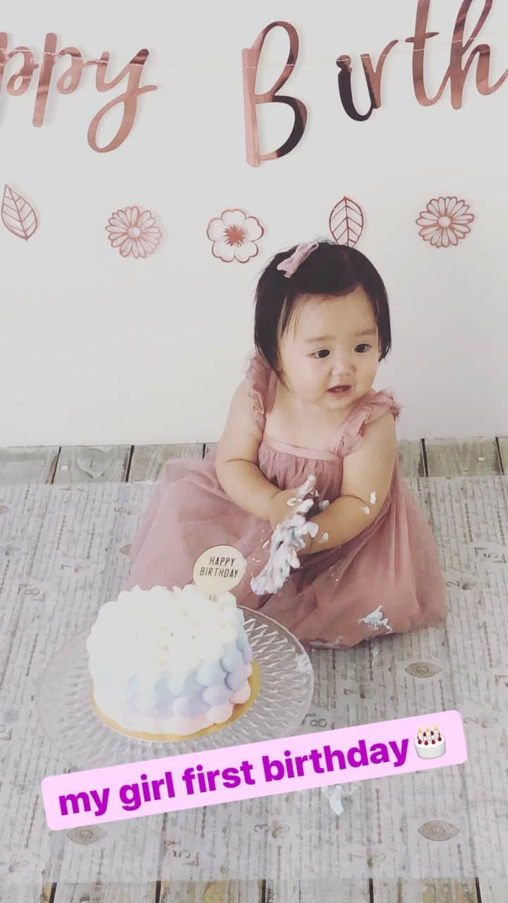 大澤茂樹のインスタグラム：「nina‘s first birthday 🎉 毎日成長していく姿がホントに愛くるしい！ 元気に育ってくれてありがとう！ 虹那1歳の誕生日おめでとう🎂 #daughter #娘 #baby #firstbirthday #birthday #1歳 #1歳誕生日 #スマッシュケーキ #smashcake」