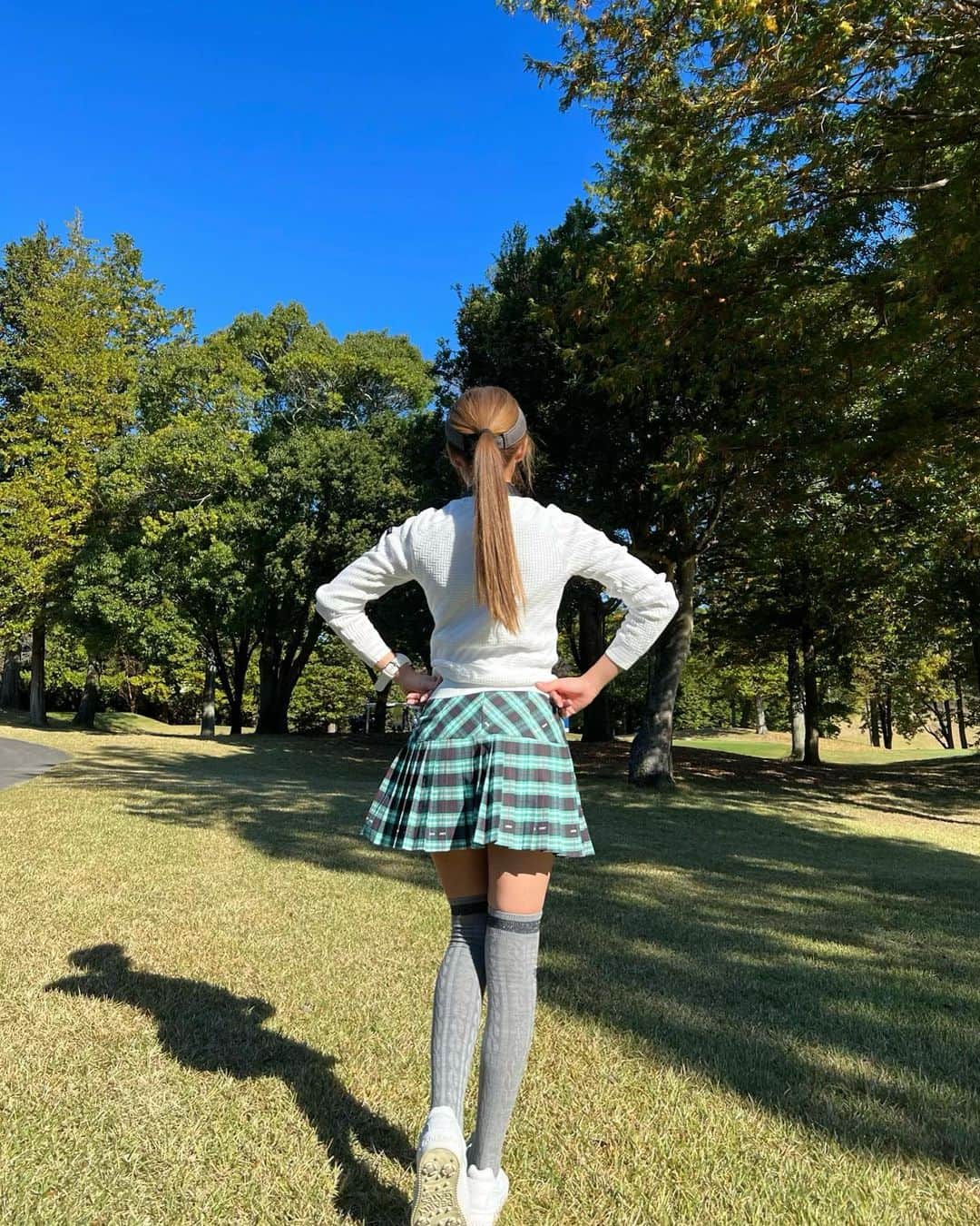 MAYUさんのインスタグラム写真 - (MAYUInstagram)「. ゴルフ場で紅葉を見つけるとテンションあがる今日この頃😆🍁✨ . 今日は @noelreussir_official のスカートが履きたくて、これに合わせたコーデにしてみたよ💚 スクールガール風👩‍🎓✏️ グリーンのチェックがかわいすぎる💚 @new__jack__swing  . スカート以外は全部 @standrews_jp 🤍 靴下があたたかいし可愛いしでお気に入り🖤✨ . 今日も暖かかったな〜☀️ 最近お天気に恵まれてて嬉しい😆 スコアは微妙だったけど😆 .  #noelreussir#ゴルフ女子#ゴルフ初心者#ゴルフ#ゴルフ好き#ゴルフ好きな人と繋がりたい#ゴルフウェア#ゴルフコーデ#ゴルフファッション#ゴルフ女子コーデ#ゴルフストリート#golf#golfwear#golfgirl#golfstagram#golflife#golfer#schoolgirl#japanesegirl#japan#」11月6日 19時53分 - mayu.kina_golf