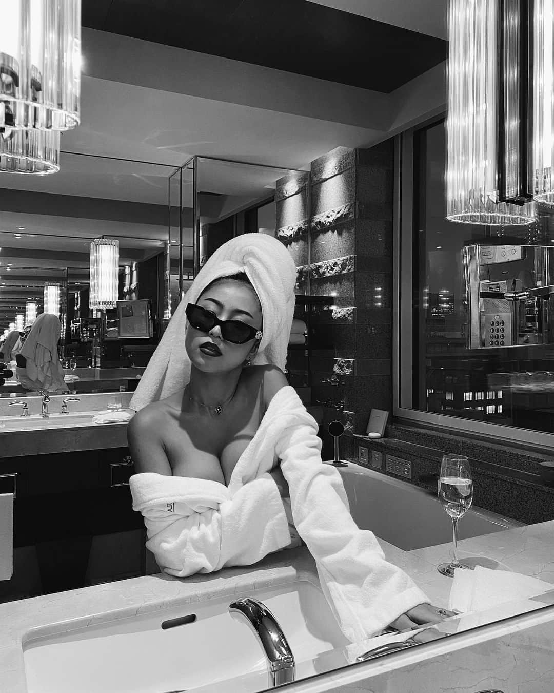 十枝梨菜さんのインスタグラム写真 - (十枝梨菜Instagram)「link in bio 🖤👄  #onlyfans#of#new#post#new post#peninsula#thepeninsulatokyo#peninsulahotel#peninsulatokyo#japan#tokyo#hotel#hotellife#hoteldesign#hotelstay#bathrobe#bathroom#japanese#asian#japanesegirl#asianmodel#rinatoeda#十枝梨菜」11月6日 20時03分 - rinatoeda0611
