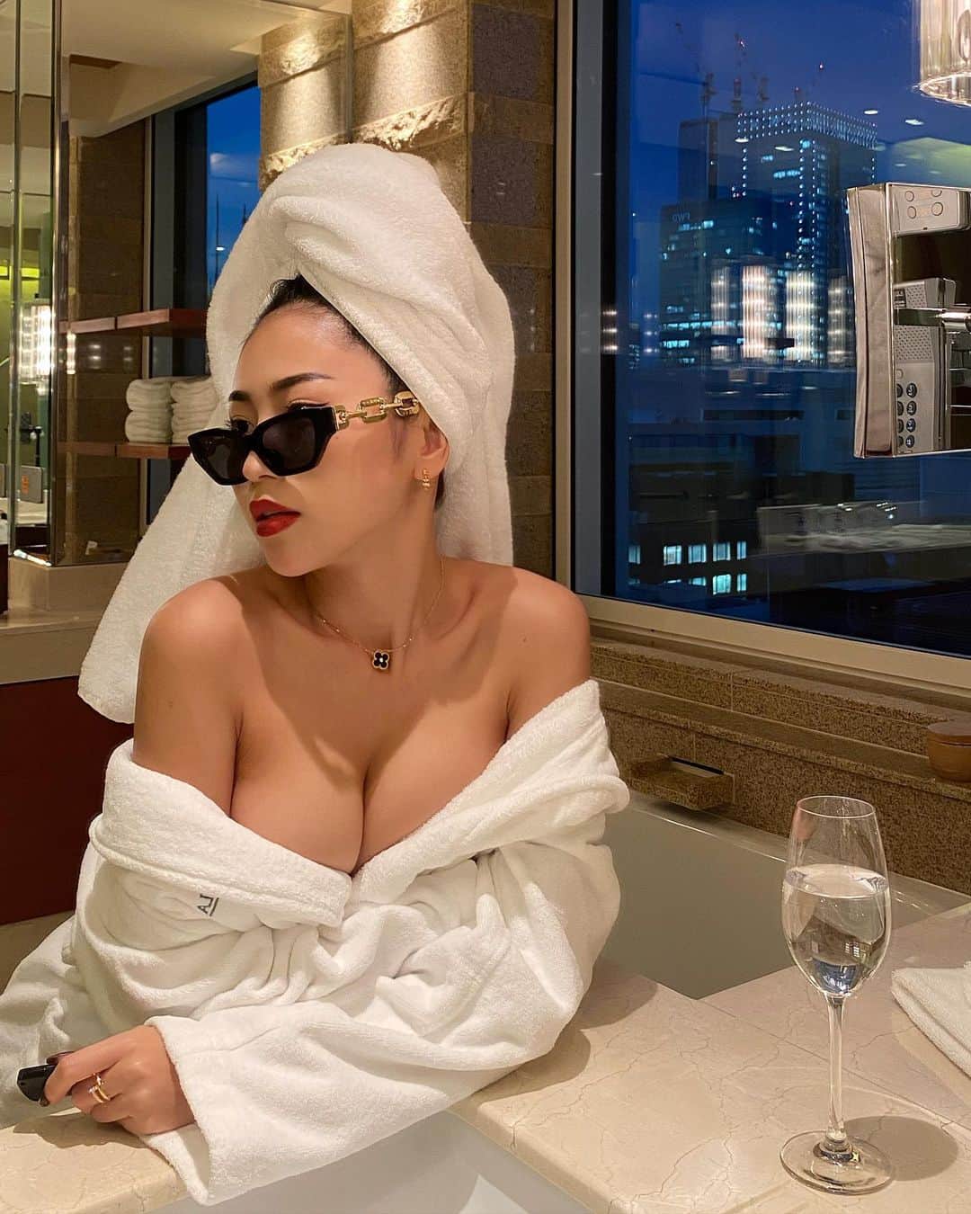 十枝梨菜さんのインスタグラム写真 - (十枝梨菜Instagram)「link in bio 🖤👄  #onlyfans#of#new#post#new post#peninsula#thepeninsulatokyo#peninsulahotel#peninsulatokyo#japan#tokyo#hotel#hotellife#hoteldesign#hotelstay#bathrobe#bathroom#japanese#asian#japanesegirl#asianmodel#rinatoeda#十枝梨菜」11月6日 20時03分 - rinatoeda0611
