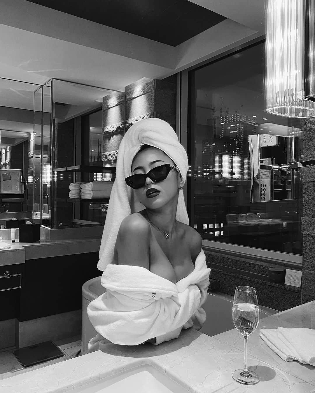 十枝梨菜さんのインスタグラム写真 - (十枝梨菜Instagram)「link in bio 🖤👄  #onlyfans#of#new#post#new post#peninsula#thepeninsulatokyo#peninsulahotel#peninsulatokyo#japan#tokyo#hotel#hotellife#hoteldesign#hotelstay#bathrobe#bathroom#japanese#asian#japanesegirl#asianmodel#rinatoeda#十枝梨菜」11月6日 20時03分 - rinatoeda0611
