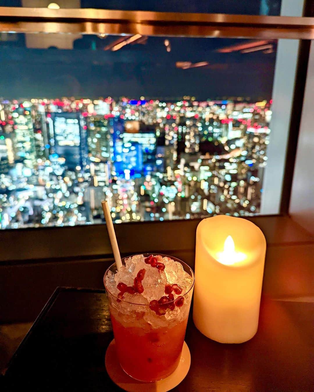 石井里奈さんのインスタグラム写真 - (石井里奈Instagram)「こんばんは💕 . @andaztokyo のルーフトップバーがついに再開☺️❤️東京の綺麗な夜景を一望できる開放的で海外気分が味わえる場所。 . なんと今回11月限定で「November Nights」が開催されてるので仕事終わりに @reikonohmi といってきました💗🍷 . “November Nights” at Rooftop Bar は、17:00〜19:00のご来店で、食事・ドリンクがなんと！15% OFFなるの💗 来店時、スタッフへ“TWILIGHT”とお伝えするとこの特典が利用できるよ👍 . 私たちはオリジナルのざくろのカクテルとお店の名物のミニエクレアとミニハンバーガーなどをオーダー🤤💗 . ハンバーガーのお肉はジューシーで食べ応え満点！お肉好きにはたまらない🥰エクレアは全て味が違うので友達とお喋りしながら食べるのがたのしかった💕 . お洋服は @momoe_0406 ちゃんのブランド @_eve46_official のニットワンピ💗あざとい可愛いニットワンピでおしゃれなバーにぴったりでした😘腕のふわふわが可愛い💗 . れいちゃんがサプライズで誕生日のお花をくれました🥰いつもありがとう🌸 今日もお疲れ様でした😆💕 . #andaztokyo #andazrooftop #アンダーズ東京 #アンダーズ #アンダーズルーフトップ #りなまるグルメ #虎ノ門ヒルズ #ルーフトップバー #ルーフトップ #東京タワー #tokyotower #夜景 #東京 #tokyo #エクレア #東京ホテル #ニットワンピース #ホテルステイ #bar #rooftopbar #nightview #カクテル #cocktails #おしゃれバー #toranomon #虎ノ門 #クリスマス #デート #デートスポット #もこもこ」11月6日 20時07分 - ri7tin1025
