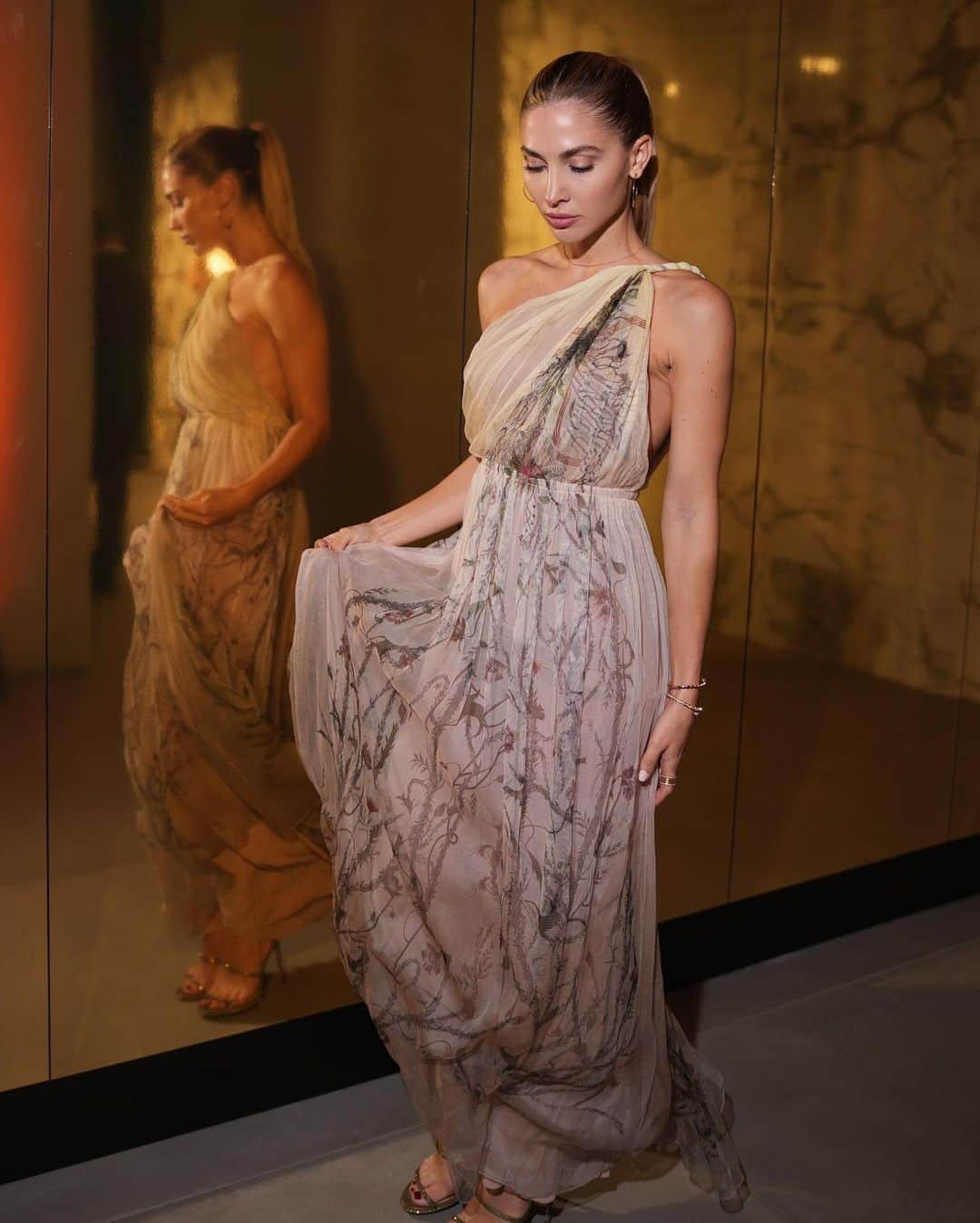 アン・キャサリン・ボメルさんのインスタグラム写真 - (アン・キャサリン・ボメルInstagram)「Dior Gowns just hit different」11月6日 20時08分 - annkathrin