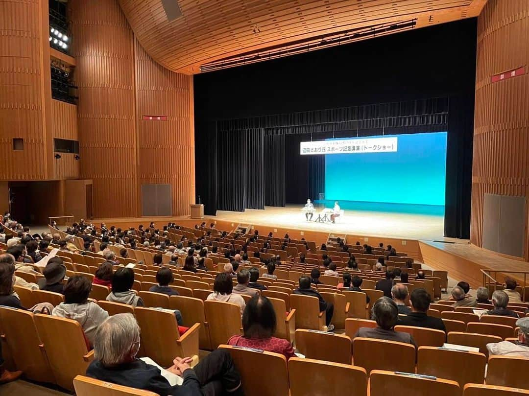 迫田さおりさんのインスタグラム写真 - (迫田さおりInstagram)「・ 今日は滋賀県の守山市でトークショーをさせていただきました😊 ・ 司会が田中大貴さんだったので安心してお話しをさせていただきました🥺 ありがとうございました🙇‍♀️ ・ そしてそして‼︎なんと‼︎ 驚きで有難いことが‼️ なんと‼️このたび‼️私‼️なんと‼️ 【守山ふるさと大使】に任命していただきましたーーぁ😳✨ ありがとうございます🙇‍♀️ ・ 2025年に滋賀県で開催予定の国体で高校女子バレーボールの開催地が守山となります。 少しでも盛り上げていけるように頑張ります！！ ありがとうございます！！ よろしくお願いします🙇‍♀️ ・ 本日はトークショーの会場に足を運んでいただいた皆さまありがとうございました😊 ・ ・ #滋賀県 #守山市 #守山ふるさと大使  ↑こんな素敵なハッシュタグをつけられる日が来るなんて🥺 照れます🙈笑 本当にありがとうございます。」11月6日 20時23分 - saori.rio