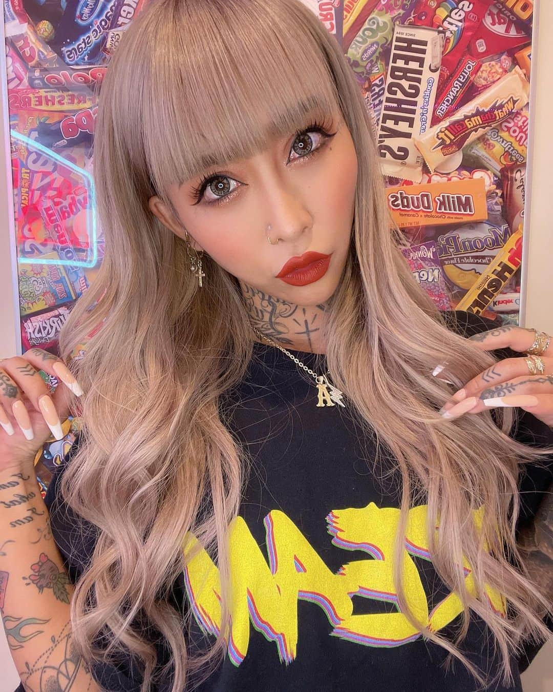 泉麻那さんのインスタグラム写真 - (泉麻那Instagram)「.  New hair  ホワイトグレージュ🤍 エクステも久々つけたよ✨ サイド刈り上げ3ミリ✂️  @ken11rollen  @rollen_shione  @rollen__nacho  @rollen_official   いつもありがとうございます🥰  #newhair  #hair #ホワイトグレージュ　#ROLLEN #rollen #泉麻那 #izumimana」11月6日 20時18分 - izumana19890629