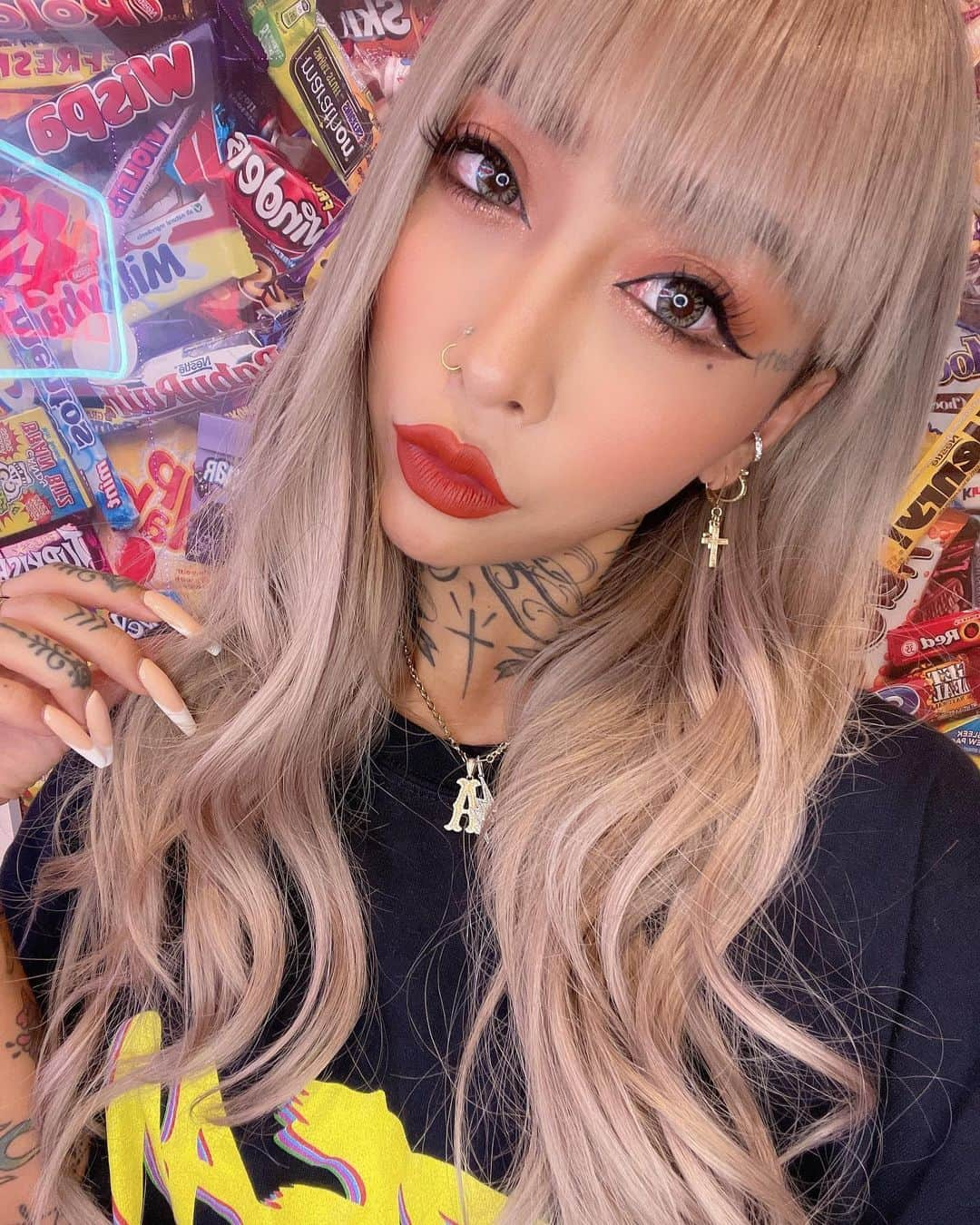 泉麻那さんのインスタグラム写真 - (泉麻那Instagram)「.  New hair  ホワイトグレージュ🤍 エクステも久々つけたよ✨ サイド刈り上げ3ミリ✂️  @ken11rollen  @rollen_shione  @rollen__nacho  @rollen_official   いつもありがとうございます🥰  #newhair  #hair #ホワイトグレージュ　#ROLLEN #rollen #泉麻那 #izumimana」11月6日 20時18分 - izumana19890629