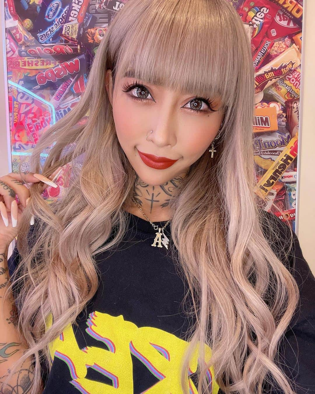 泉麻那さんのインスタグラム写真 - (泉麻那Instagram)「.  New hair  ホワイトグレージュ🤍 エクステも久々つけたよ✨ サイド刈り上げ3ミリ✂️  @ken11rollen  @rollen_shione  @rollen__nacho  @rollen_official   いつもありがとうございます🥰  #newhair  #hair #ホワイトグレージュ　#ROLLEN #rollen #泉麻那 #izumimana」11月6日 20時18分 - izumana19890629