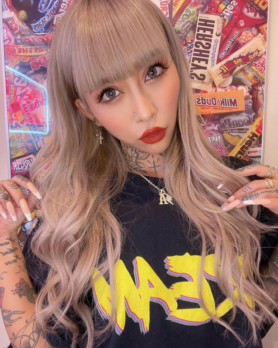 のインスタグラム：「.  New hair  ホワイトグレージュ🤍 エクステも久々つけたよ✨ サイド刈り上げ3ミリ✂️  @ken11rollen  @rollen_shione  @rollen__nacho  @rollen_official   いつもありがとうございます🥰  #newhair  #hair #ホワイトグレージュ　#ROLLEN #rollen #泉麻那 #izumimana」