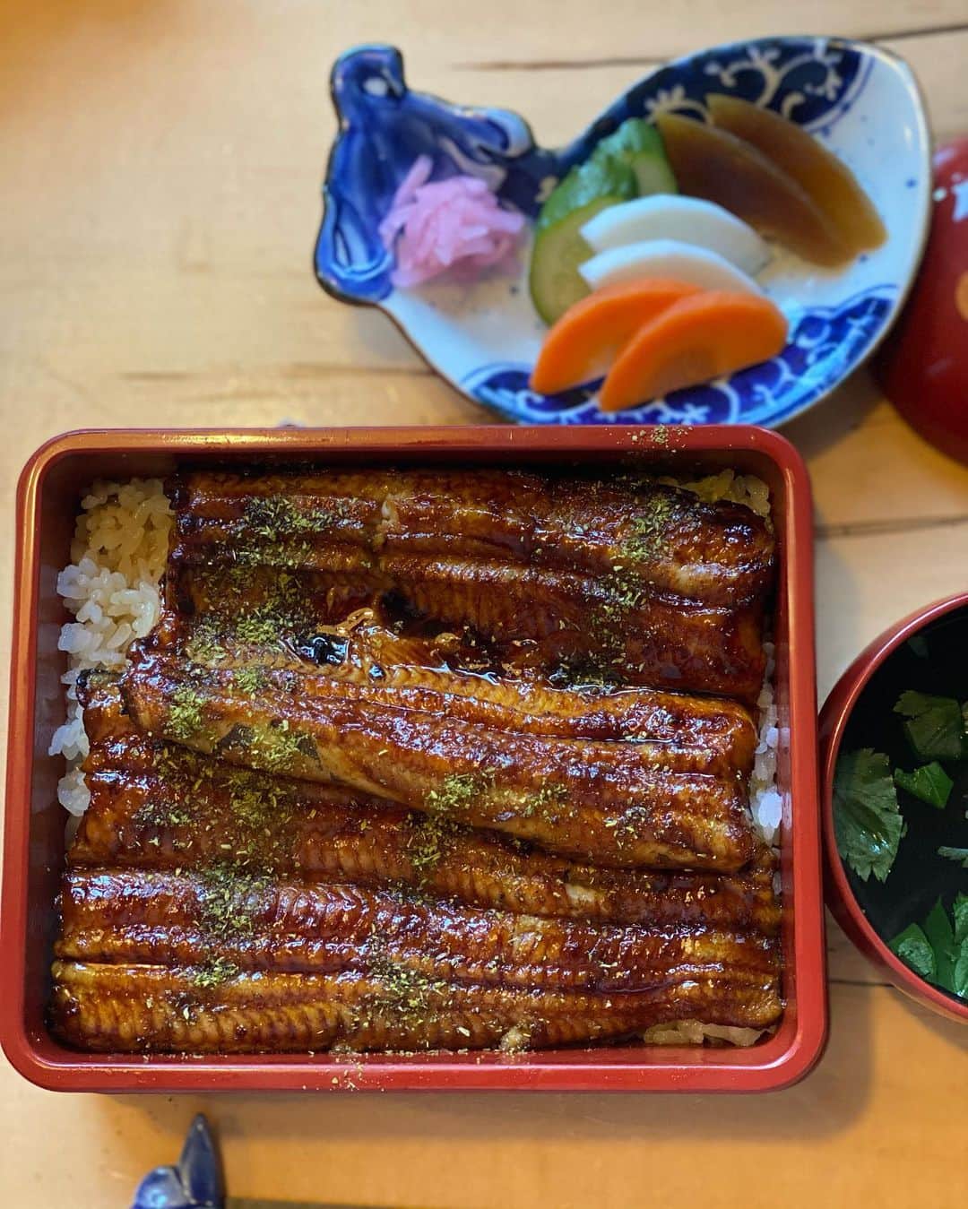 ImotoEtsuyo さんのインスタグラム写真 - (ImotoEtsuyo Instagram)「今週の火曜日のゴルフ⛳️@odawara_yumoto_cc  #小田原湯本カントリークラブ  でのラウンド後 ・ 今回の楽しみ、鰻友栄さんへ。 ・ 希少な青鰻が食べられる 関東ナンバーワンと言われている鰻屋さん。  小田原市のうなぎ亭「友栄」のうなぎは、 通常の約1.5倍の大きさ。 ふっくらとした柔らかく厚みのあるうなぎ。  本当に美味しかった。 #ご馳走でした  今回は こちらの鰻を頂く事が目的の会 （ゴルフ）でした⛳️ ・ ・ #友栄  #うなぎ  #鰻  #鰻重  #肝焼き  #関東ナンバーワン  #人気店  #行列  #小田原グルメ  #小田原  #箱根  #箱根グルメ #湯本  #golf  #ゴルフ女子  #ゴルフ仲間  #ゴルフ  #gourmet  #ゴルフ後のお楽しみ  #hakone  #odawara  #unagi  #行列のできる店  #予約必須  #箱根登山鉄道」11月6日 20時20分 - bisuhada