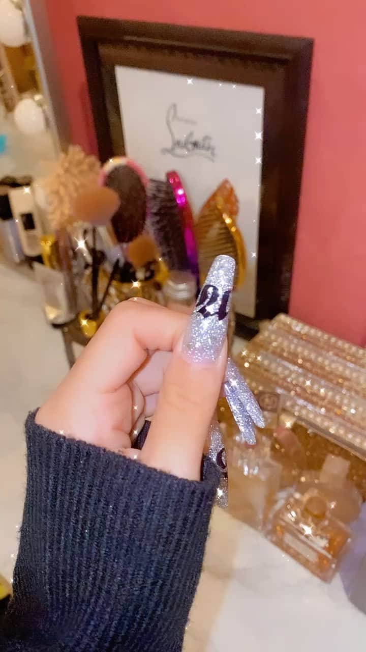 アンジェリカのインスタグラム：「𝐍𝐞𝐰 𝐧𝐚𝐢𝐥🤍🤍🤍 .  𝕬❤︎  . 右手はまた乗せるね💗  @rounge_nail_shibuya   @rounge_nail_makoto #ネイルデザイン #スカルプネイル」