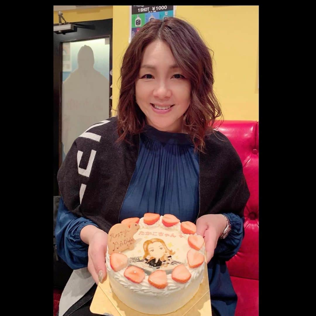 井上貴子さんのインスタグラム写真 - (井上貴子Instagram)「毎年 歳を重ねるたびに 誕生日前日は 両親への感謝の思いが募ります  丈夫なカラダに産んでくれて感謝  命を思い遣る「美」しい心を 教えてくださり感謝  「美」の文字の梵字を タトゥーアーティストの友人に デザインしてもらって  思うことの美しさを忘れないように 刻みました （20年前ですが）  コレから先も 軸はまっすぐに保ちながらも 硬く融通利かない軸ではなく  しなやかにシナる 臨機応変で美しくまっすぐな軸で  井上貴子らしく 生きていこうと思っている  これまで応援してくださり チヤホヤしてくださる 皆さんのおかげです  改めまして ありがとうございます  1107-イイオンナの日  ステキな1日にします♡  Happyで^ ^  プロフィール画面に記載のURLより 通販サイト「神取屋」に飛べます^ ^  コロナ禍に携わる全てのお仕事の皆様 心から感謝しています 引き続き油断せずお気をつけてお過ごし下さいませ  #井上貴子  #LLPWX #女子プロレス #紅緒と柊音 #トイプードル #cacatocacat #イイオンナの日 #誕生日前夜 #美 #チャンネル登録お願い致します #カンドリーチキンカレー売れてます #神取テレビチャンネル登録お願いします #LLPWX通販サイト神取屋 #感謝 #STOPCOVID19」11月6日 20時34分 - takaco_inoue