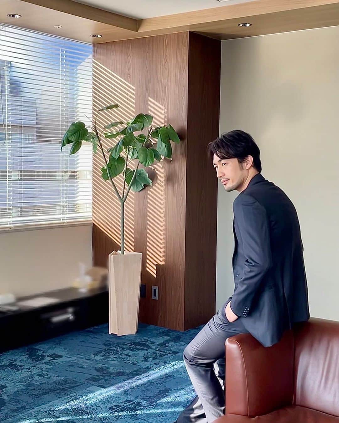 大谷亮平のインスタグラム：「今日は朝からミュージカル「ボディガード」の取材日でした🕺✨」
