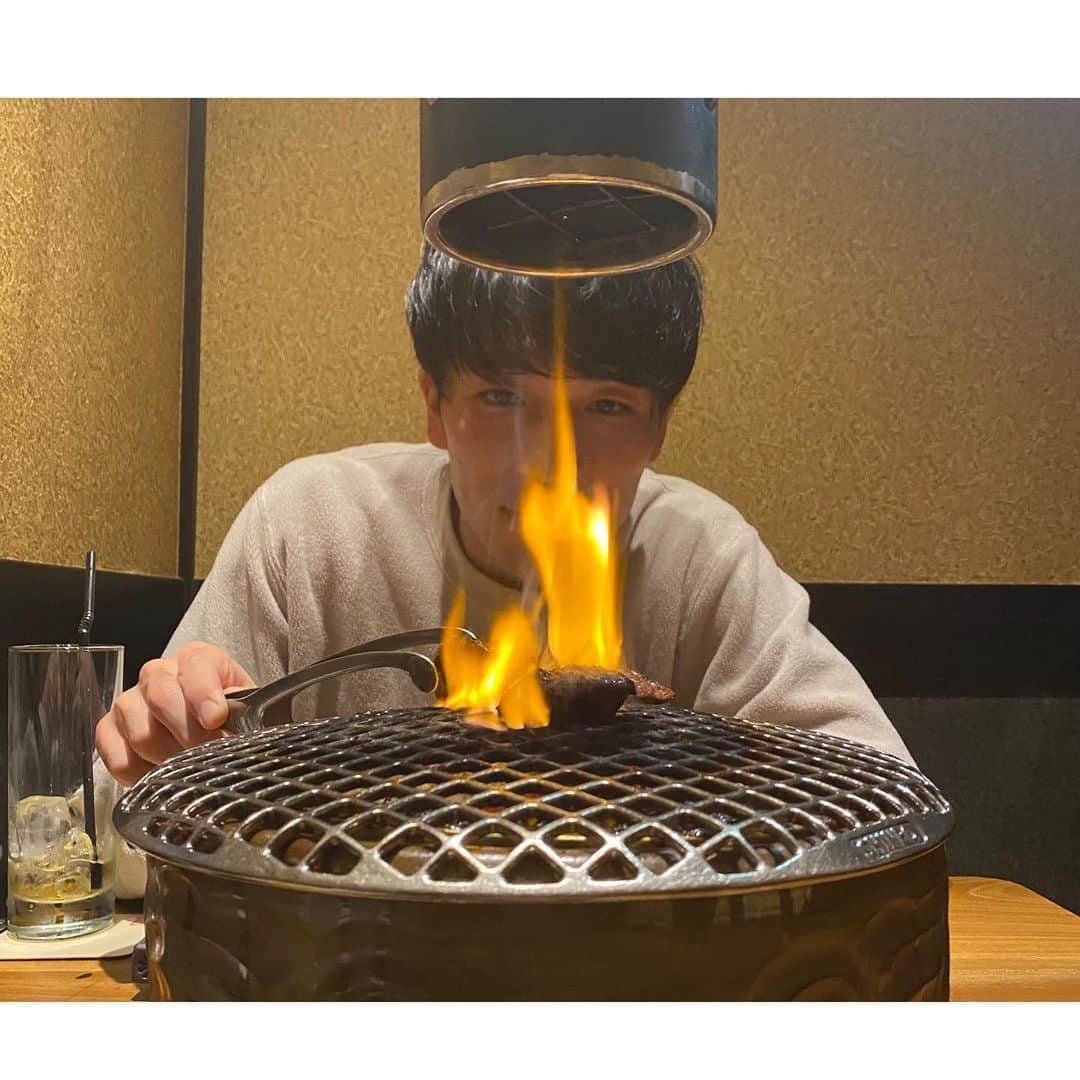 橋本光晟のインスタグラム：「今日で27回目の誕生日を迎えることができました😊  恒例の焼肉です🥩  去年の自分から少しずつ色々な事が進み自分らしい人生になっているなと感じます❗️  まだまだ目標は遥か先ですが、精一杯生きていこうと思います(^^)  サッカー、スクール、農業など自分にできることを全力で取り組んでいく一年にしたいです(^^)」