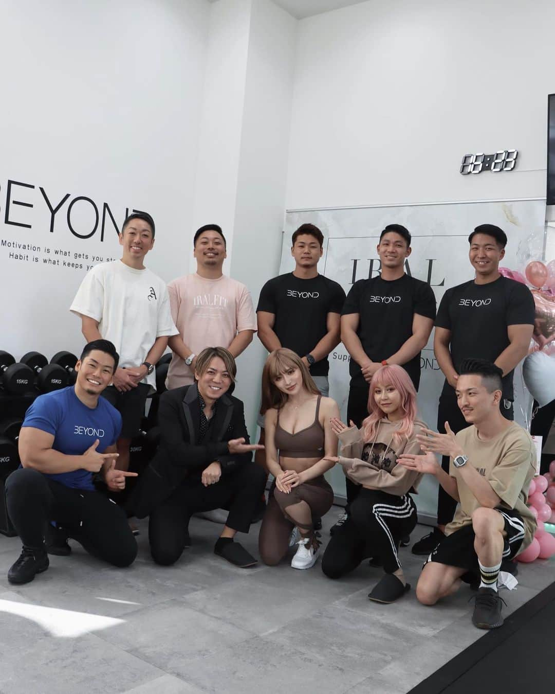 小原優花さんのインスタグラム写真 - (小原優花Instagram)「BEYONDさん《 @beyondgym 》の九州イベント２日目は福岡の小倉店さん《 @beyondgym_kokura 》でした🥰❤️  小倉城を臨む運河沿いの小倉タワーの1階にOPENされていて、天気が良かったので気持ちよかったです☀️🏯🥺  ジム内も天高で広く綺麗で、2席のパウダールームも完備♡👏🏻  また福岡へ行った際にはトレーニングしに行きたいです！！🏃‍♀️✨  オープニングイベントは抽選で限られた人数での開催ではございましたが、お越しくださった皆様本当にありがとうございました🙇‍♀️💓 一緒にトレーニング体験してくださったり、交流ができて楽しかったですっ🏋🏼‍♀️💕  7枚目は小倉店の優しいトレーナーさんと🙌🏼🌈 最後は2日間お世話になった皆様と集合写真を撮りました📸❤️  本当にありがとうございました💓☺️  素敵なパーソナルジムなので、気になる方はぜひ無料体験へ行ってみてください💪🏻💗💗 ▼ ▼ BEYOND小倉店  @beyondgym_kokura   #gym #パーソナルジム #パーソナルトレーニング #workout #fitness #training #beyond #ビヨンド #福岡 #iral #アイラル」11月6日 21時12分 - yunkoro519