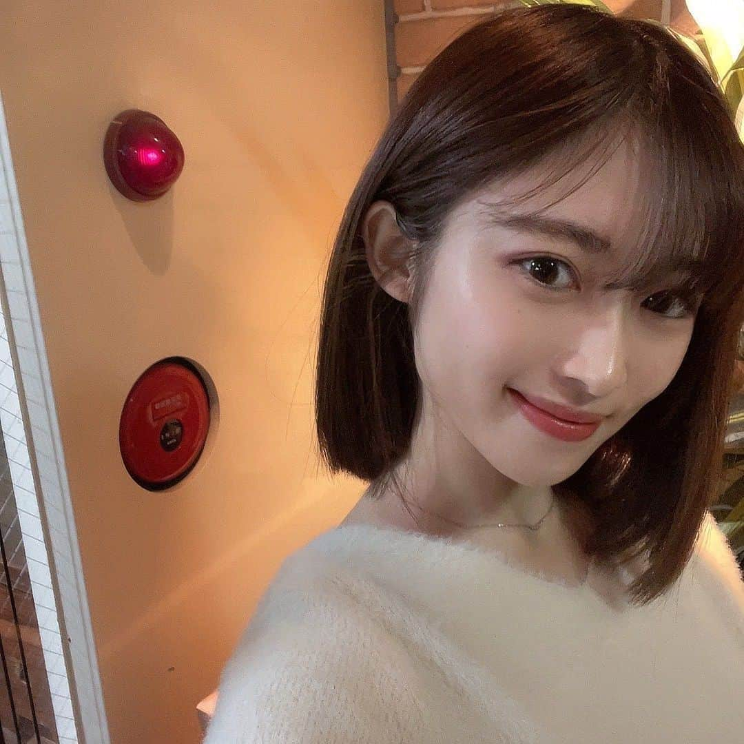 藤白りりのインスタグラム：「ショートになったよ💇‍♀️  もうすぐ冬で服がもこもこしてくるので、スタイル良く見せたくてショートにすることにしました！😳🥳  あと、若干これからCBTなので、ドライヤーとセットにかかる時間を短くできたらなって目論みもあります😼😂  早いものでもう11月ですが、寒さに負けず頑張っていきましょう！💕」