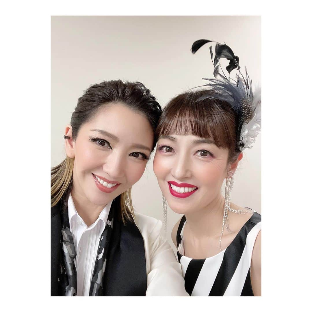 瀬奈じゅんさんのインスタグラム写真 - (瀬奈じゅんInstagram)「⁡ ⁡ みろり、お誕生日おめでとう！！ ⁡ 今日この日に一緒に舞台に立ち「私が踊る時」をデュエット出来て幸せ。 ⁡ いくつになっても戦友でいてな。 ⁡ 共に素敵に歳を重ねてまいろうぞ！！ ⁡ ⁡ #大鳥れい さん #生誕祭 #男役達に囲まれて #写真撮った #現役時代からの #恒例行事 #よかったね 笑」11月6日 21時14分 - junsena_official