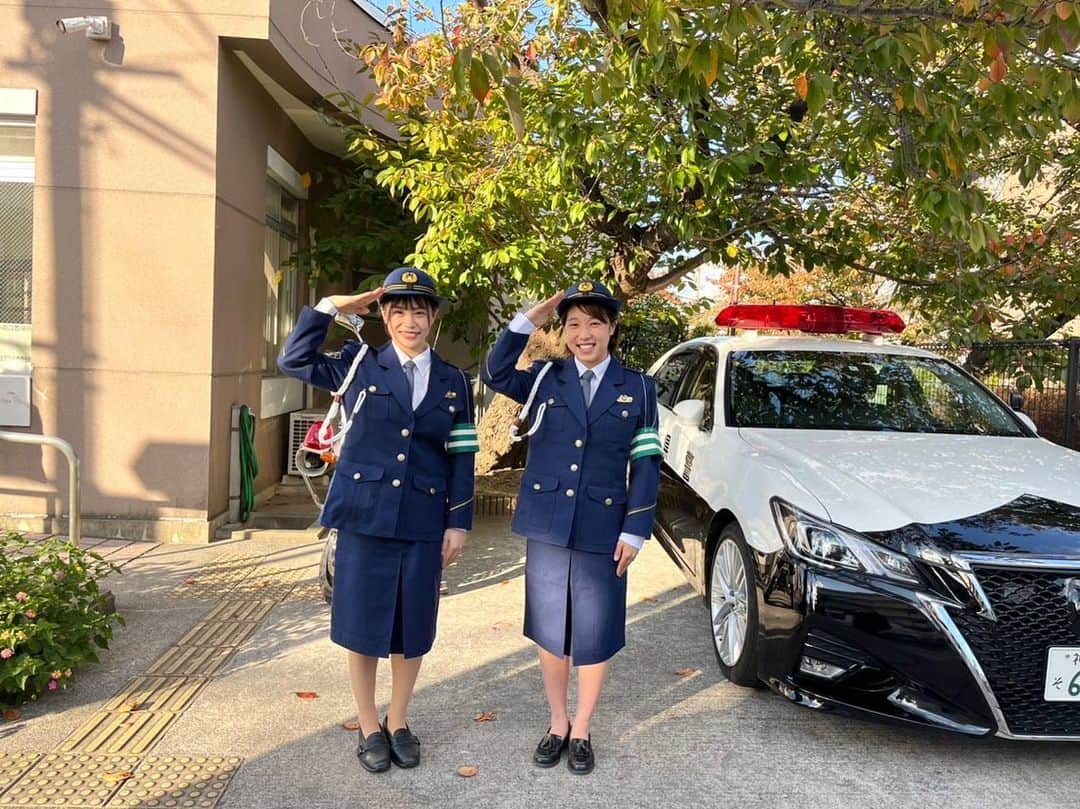 荒井祭里のインスタグラム：「一昨日に県警交通安全啓発ポスターとSNS動画収録のため、甲子園警察署にお邪魔しました！🚓  制服を着させて頂いたり、パトカーに乗らせもらったりと初めてのことばかりでした😳  お忙しい中ありがとうございました！  にしても愛子ちゃんの制服姿が可愛いすぎました🥰」
