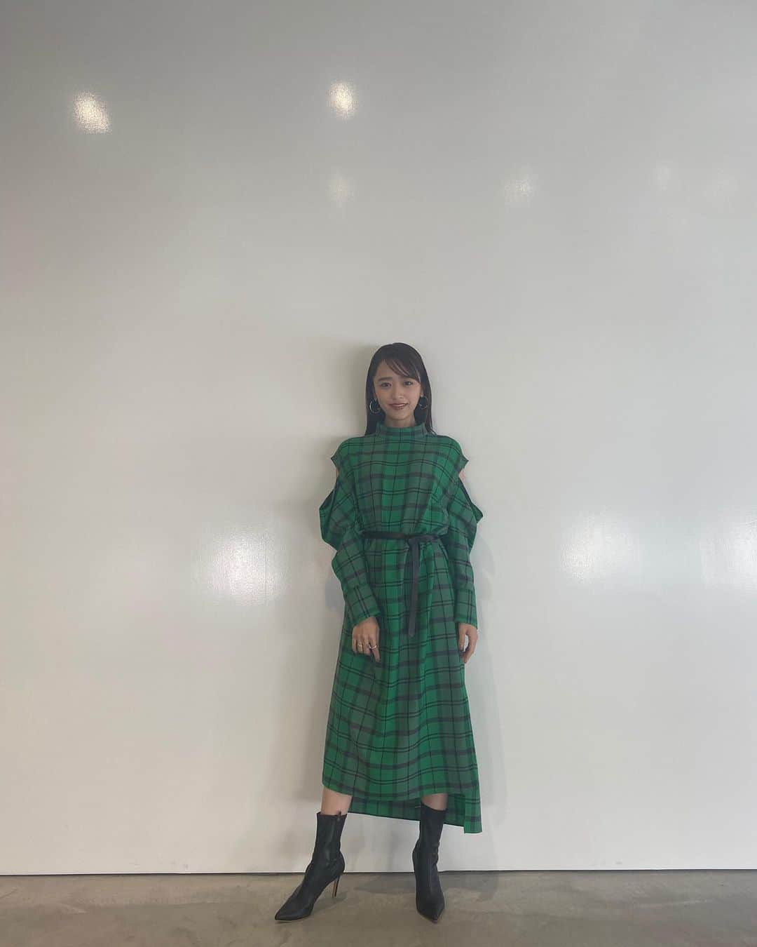 近藤千尋のインスタグラム：「ヒロミ☆あさこの大家族にバカ売れ グッズ贈ったらメチャメチャ 喜びましたSP📺 日テレ11/7（日）午後2:15～放送です💕  ジャンポケさんとゲストで出てます❤️  このワンピースが可愛くて みんながたくさん写真撮ってくれたよ✌️笑 連写されて最後は安定の爆笑❤️❤️  今日はソファでうたた寝したから まだまだ元気な母ちゃん🥰✌️ コメント返すっぞ〜💕  ウェア @lephil_official  アクセサリー @e.m.portrait  シューズ @dianashoespress」