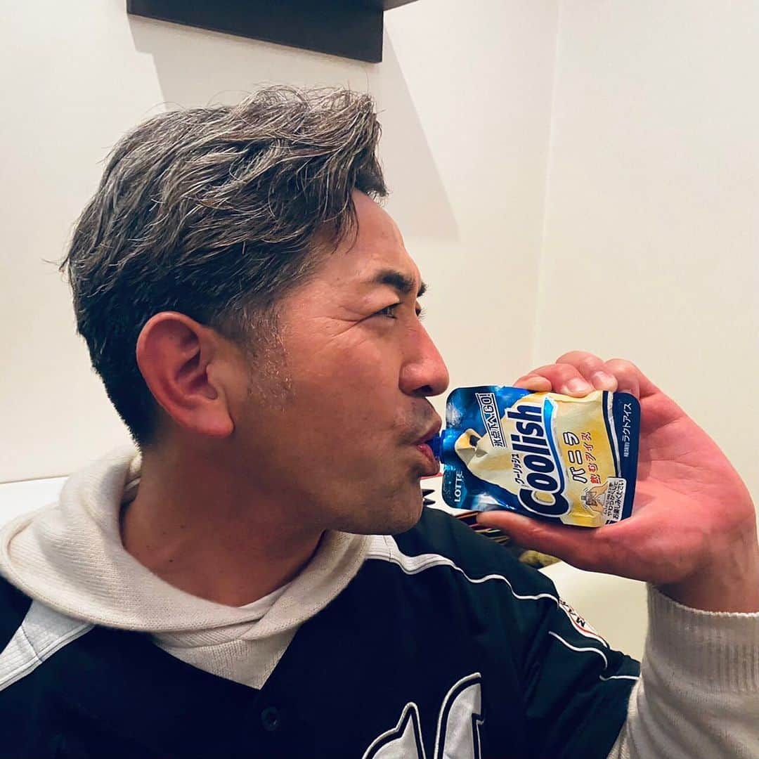 G.G.佐藤さんのインスタグラム写真 - (G.G.佐藤Instagram)「勝利のコーフンを冷やしております #chibalotte #Coolish」11月6日 21時28分 - gg_sato_takahiko