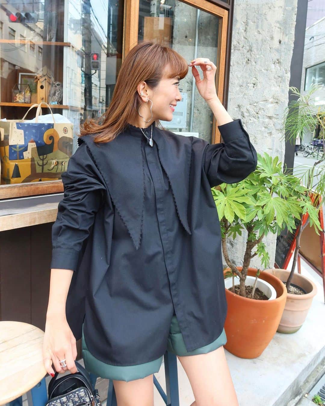Mai Wakimizuのインスタグラム：「家族で休日らしい1日を過ごせたのは久しぶり♡今ハマりすぎなblack×greenコーデ。ブラウス1枚でちょうど良いこの季節が1番好き＼(^o^)／息子といると基本アウター不要。笑 #wakkinstyle#ootd#coordinate tops:#linkable @linkable_official(予約販売中)」