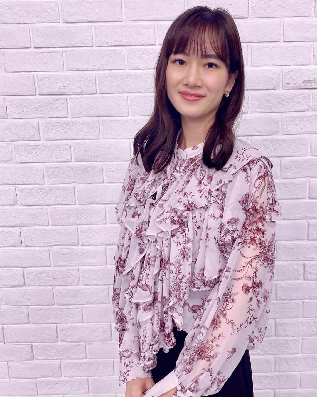 のインスタグラム：「今日はお気に入りのブラウスを着ました🌹 ⁡ けさもご覧いただいた皆さんありがとうございました😌 ⁡ あす8日は、朝6時〜12時 担当です☀︎ 早起き頑張ります…😴❣️ ⁡ ⁡ #私服勤務 #tbsnews #tbs #ニュース #アナウンサー #フリーアナウンサー #キャスター #衣装  #アナウンサー衣装 #snidel #mytwilight」