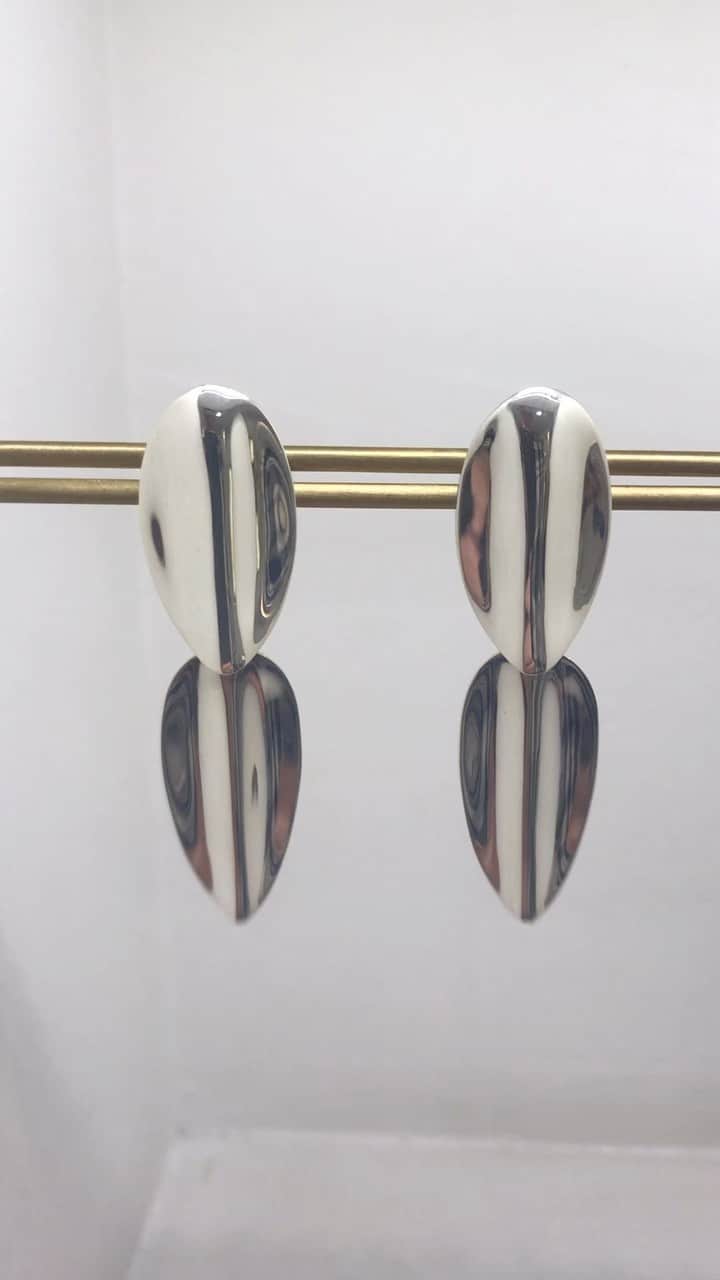ホアキンベラオのインスタグラム：「Pendientes de plata de la colección TOKYO.  www.joaquinberao.com」