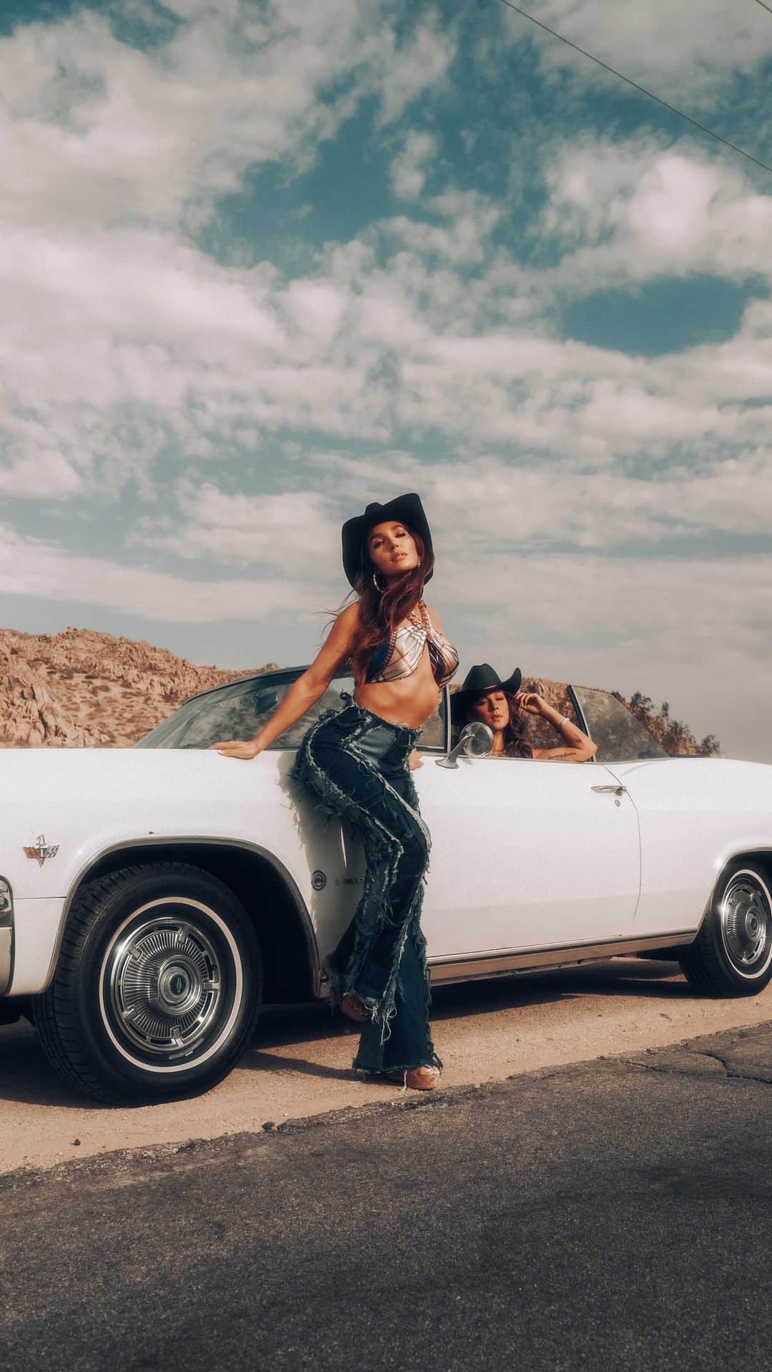 メリッサ・モリナロのインスタグラム：「Road trip✌🏼@sheelaawe Here's my T-Pain story it was 2009. I was at a Music Award Show after party. Dancing with my girls and some how I end up in the middle of the circle dance battling T-Pain. We might as well been in the movie You Got Served it was crazy! I'll never forget it! He was so nice and had the best energy. He will always be one of my favorite artist and till this day ALL his song are STILL Fire🔥He's a musical genius that never got the credit he deserved for his sound. Keep making those hits!! @tpain Music needs you! Song: I like that @tpain @kehlani Directed by @loganjamess AD @directedby_e」
