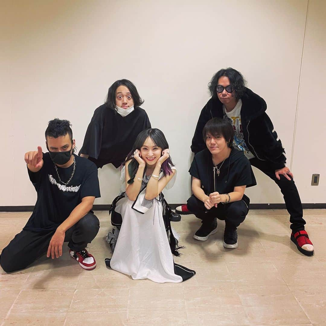 LiSAさんのインスタグラム写真 - (LiSAInstagram)「#LADYBUGツアー　福井公演に向けてリハが続いているので、にゅーメンズの気持ちも音もまとまってるから、今日の #往け　はまた特別でしたっ🎤さーーて！ツアーファイナル！福井です！よろしくお願いします🎤 #いくちゃんとのなたんまち #シブヤノオト」11月7日 0時49分 - xlisa_olivex