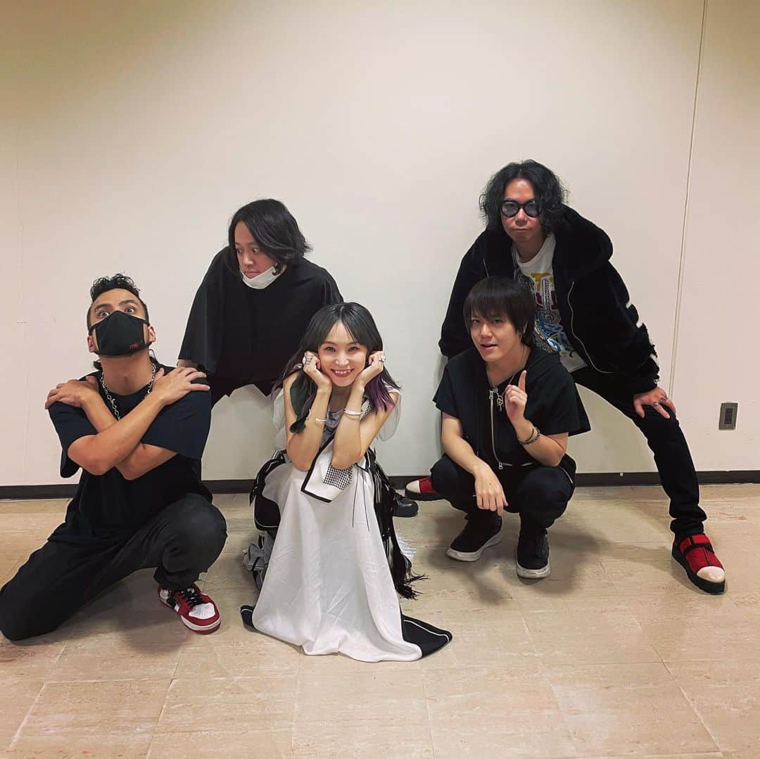 LiSAさんのインスタグラム写真 - (LiSAInstagram)「#LADYBUGツアー　福井公演に向けてリハが続いているので、にゅーメンズの気持ちも音もまとまってるから、今日の #往け　はまた特別でしたっ🎤さーーて！ツアーファイナル！福井です！よろしくお願いします🎤 #いくちゃんとのなたんまち #シブヤノオト」11月7日 0時49分 - xlisa_olivex