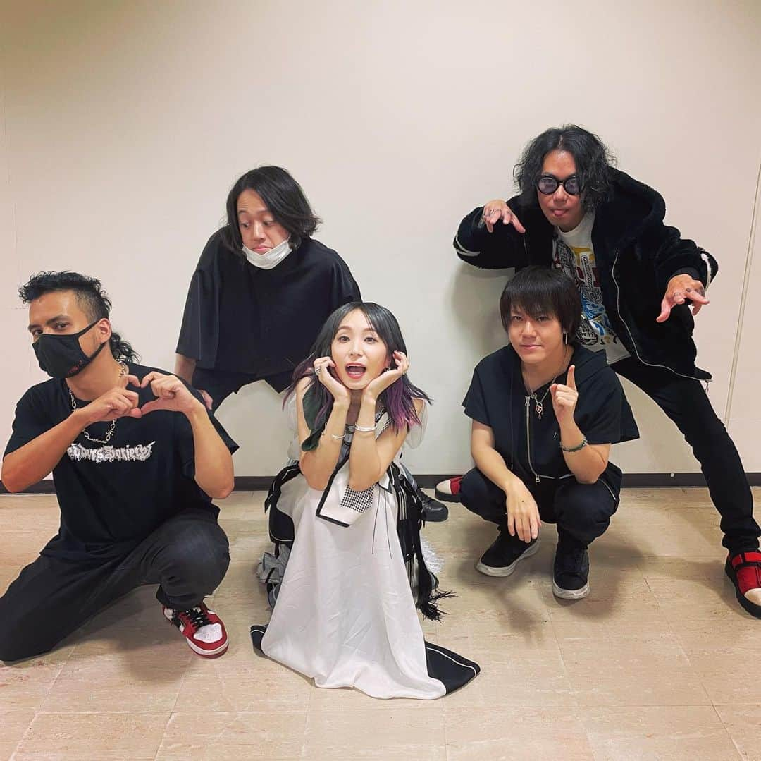 LiSAさんのインスタグラム写真 - (LiSAInstagram)「#LADYBUGツアー　福井公演に向けてリハが続いているので、にゅーメンズの気持ちも音もまとまってるから、今日の #往け　はまた特別でしたっ🎤さーーて！ツアーファイナル！福井です！よろしくお願いします🎤 #いくちゃんとのなたんまち #シブヤノオト」11月7日 0時49分 - xlisa_olivex