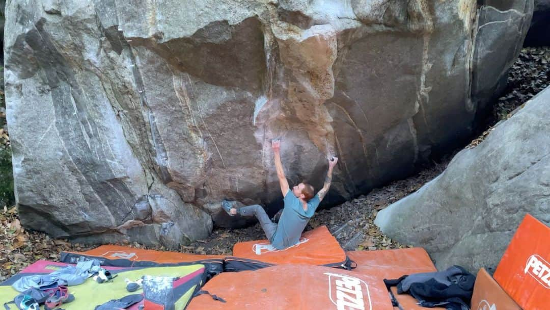 ガブリエル・モローニのインスタグラム：「END OF AN ERA. Yes, I finally climbed the majestic General Disarray, probably one of the most iconic 8B’s in the World.  It is definitely not my hardest problem or the one I tried the most but for sure this is the boulder I struggled the most on during the years… I can’t remember a single session I felt it doable. The first time I tried it, being also my first time in Brione, was in November 2005 with @lucio_giudici @damiano.cora @bunkerini … Fast forward 16 years. I decide to have a session on General Disarray after a few years of absence. I don’t think I am much stronger than the previous years but I am definitely better at figuring out things. I always struggled on the big move in the middle and get the pinch right but this time, all of the sudden, I saw the light… It was simple, the key was being different than all the other hundreds that tried this boulder. Forget all the videos and betas and think with your own head. The send came very casually and destiny wanted that first ascentionist and good friend @dave_graham_ showed up a bit before my final attempt and also took the video! Thanks dude! @e9clothing_official @scarpaspa @petzl_official @dinamicheverticalisrl @frictionlabs @urbanwallmilano #e9team #scarpaspa #petzlteam #dinamicheverticalisrl #frictionlabs #urbanwallmilano」