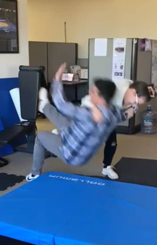 マルティ・マロイのインスタグラム：「Quality control testing new #crashpad sizes with the hubby this week at the @dollamurmartialarts offices!  . You know it's true love when they slap the #mat for ya! 🤣😍🔊 . #osotogari #judo」