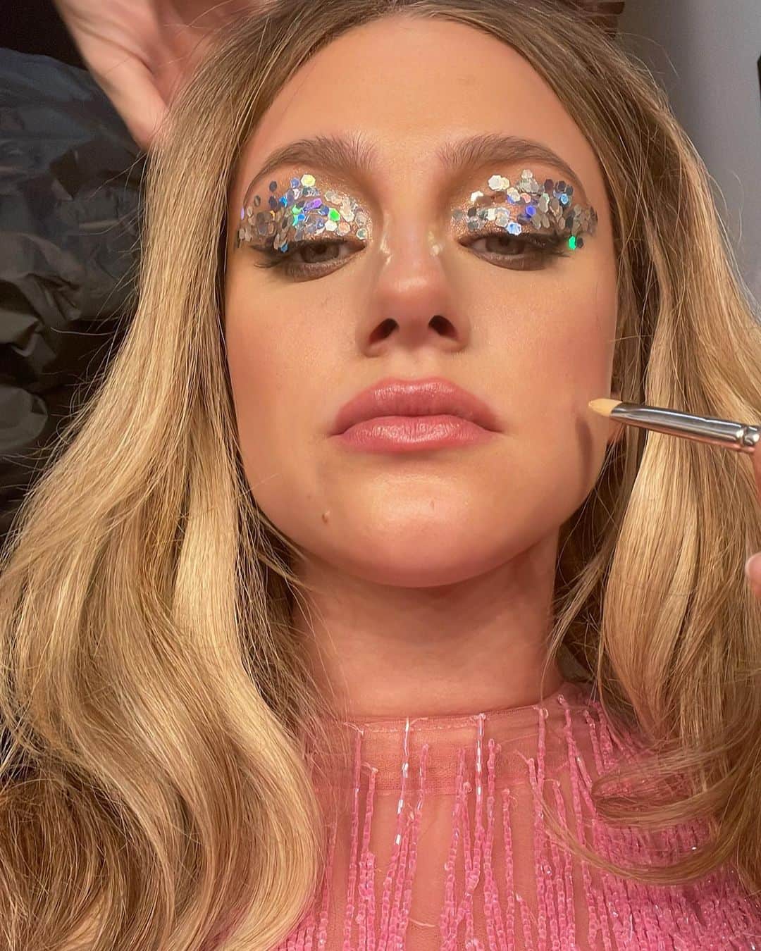 リリ・ラインハルトのインスタグラム：「No one can tell you’re depressed when your lids are disco balls 🌟」