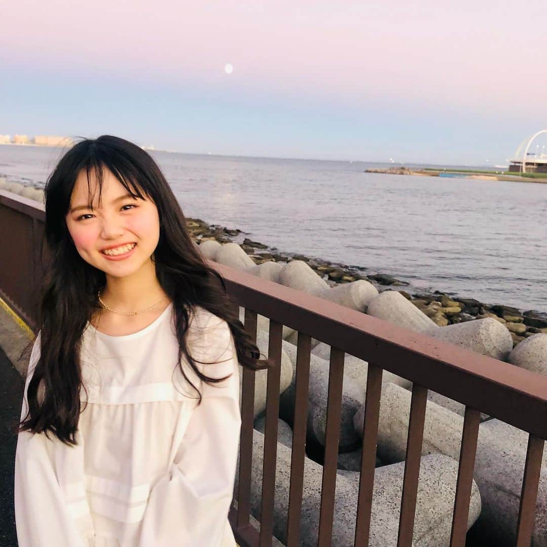ニコ☆プチのインスタグラム：「🌙🤍  12月号、ふたばの100質より🌱📸  とっても綺麗な夕暮れ時に撮影したよ😘✨ ピンクとブルーの空が幻想的🌸💧  #小松崎ふたば」