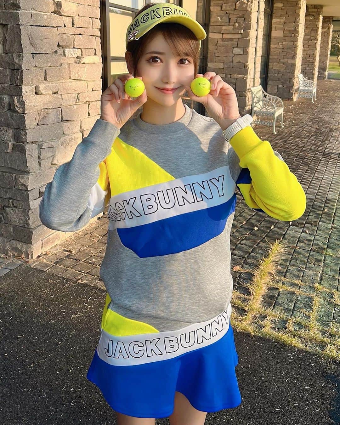 のインスタグラム：「. @trustgolf.jp のBisonシリーズのイエロー💛 色も好きだし打感も良かった！⛳️ トラストゴルフさんのAuroraが好きで最近ずっと使ってたけど、こっちもいいな〜☺️💛 コンプレッションによって分類されてて、Soft.V.X.XLの4種類があって私はVを選んでみたよ！ 人によってヘッドスピードは違うし、好みの打感で選べるからいいよね☺️ . たくさん打っても傷つきにくいし、遠くからでも見つけやすくて有難いポイントが沢山だったよ〜😆❣️ . ヘッドスピードもっとほしいなぁ。。🥺✨✨ . #トラストゴルフ#ゴルフボール#ゴルフ女子#ゴルフ初心者#ゴルフ好き#ゴルフ好きな人と繋がりたい#ゴルフ#ゴルフウェア#ゴルフコーデ#ゴルフファッション#ジャックバニー#golf#golfwear#golfswing#golfgirl#golfstagram#golflife#golfball#trustgolf#jackbunny#japan#japanesegirl」