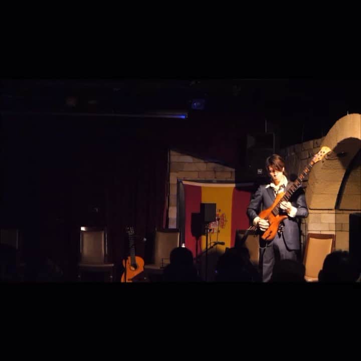 森田悠介のインスタグラム：「with a great Flamenco dancer Pablo Cervantes on my solo tune  Bulerias en bajo electrico  #bass #basssolo #bassist #bassplayer #bajo #bajista #flamenco #buleria #bulerias #dancer #bailaora #improvisation #collaboration #pablocervantes #gaetanoaloisio #brooksbrothers  #adamovic #adamovicbasses #markbass #markbassamps #labellastrings  @adamovicbasses  @markbassamps  @markbassgermany  @labellastrings   先日のフラメンコのライブにて スペインのダンサー、パブロ・セルバンテス氏がぼくの6弦ベースのソロに完璧にシンクロしてくれました。  映像の中からハイライトを。  ライブ本編のフル映像は11/10までとなっておりまして、他にも素晴らしいシーンが満載で是非ご覧頂きたい😌  https://vivaflamenco.stores.jp/items/61205947a92a783b9cd31fd0」