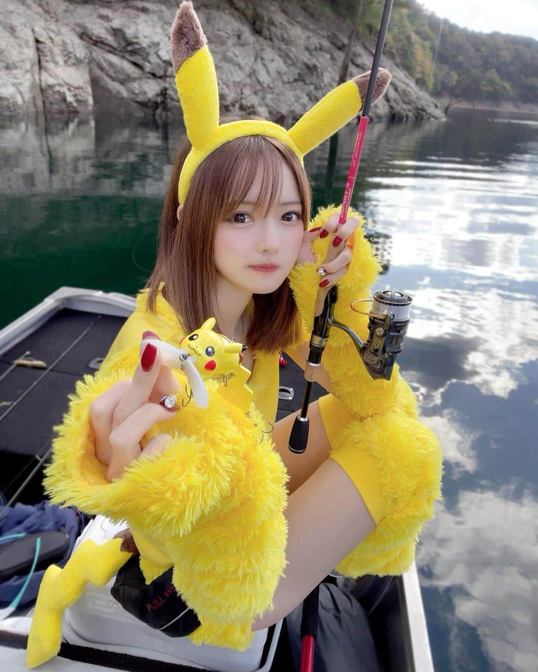 美女美容事情さんのインスタグラム写真 - (美女美容事情Instagram)「《ピカチュウ姿で魚釣り⁉️👀⚡️🎣》 *⁠ 今回ご紹介させて頂きますのは!!👀❤︎⁠⠀ かのふみさん< @knfm15fishing > ⁠の素敵なお写真📸⁠⠀⁠⠀⁠⠀⁠ *⁠⠀⁠⠀⁠⠀⁠⠀ 10万ボルト級に可愛いです💖⚡️ コスプレしながら行う魚釣りは斬新ですね😳🎣 *⠀⁠⠀⁠⠀⁠⠀⁠⠀ かのふみさん< @knfm15fishing > ⁠⠀⁠⠀⁠⠀⁠⠀ 素敵な投稿ありがとうございました☺️📸✨ *⠀⁠⠀⁠⠀⁠⠀⁠⠀ かのふみさんのアカウントには他にも素晴らしい投稿が沢山ありますので是非覗いてみてくださいね💁‍♀️💙⁠⠀⁠⠀⁠⠀⁠⠀ *⠀⁠⠀⁠⠀⁠⠀⁠⠀ △▼△▼△▼△▼△▼△▼△▼△▼△▼ ⁠⠀⁠⠀⁠⠀ ❤🧡💛「美女美容事情」💚💙💜⠀⠀⠀⠀⠀⠀⠀⠀⠀⠀⠀⠀⠀⠀⁠⠀⁠⠀⁠⠀⁠⠀⁠⠀ 👇掲載ご希望の方は👇⠀⠀⠀⠀⠀⠀⠀⠀⠀⠀⠀⠀⠀⠀⠀⁠⠀⁠⠀⁠⠀⁠⠀⁠⠀ @b_b_j.jタグ付けと🖤 #ビジョビ ⁠⠀ 🖤タグ付けお願いします✨⠀⠀⠀⠀⠀⠀⠀⠀⠀⠀⠀⠀⠀⠀⠀⁠⠀⁠⠀⁠⠀⁠⠀⁠⠀ △▼△▼△▼△▼△▼△▼△▼△▼△▼ ⁠⠀⁠ #ハッピーハロウィン #ピカチュウ #ポケモン #コスプレ #ポケモンコスプレ #池原ダム #バス釣り#釣りガール #釣り女子 #釣り好きな人と繋がりたい #ジャンキーズ #釣りバカ #ハロウィン #七色ダム #ポケモンルアー #津風呂湖 #pikachu #pokemon #happyhalloween #duo #duojapan」11月7日 17時00分 - b_b_j.j