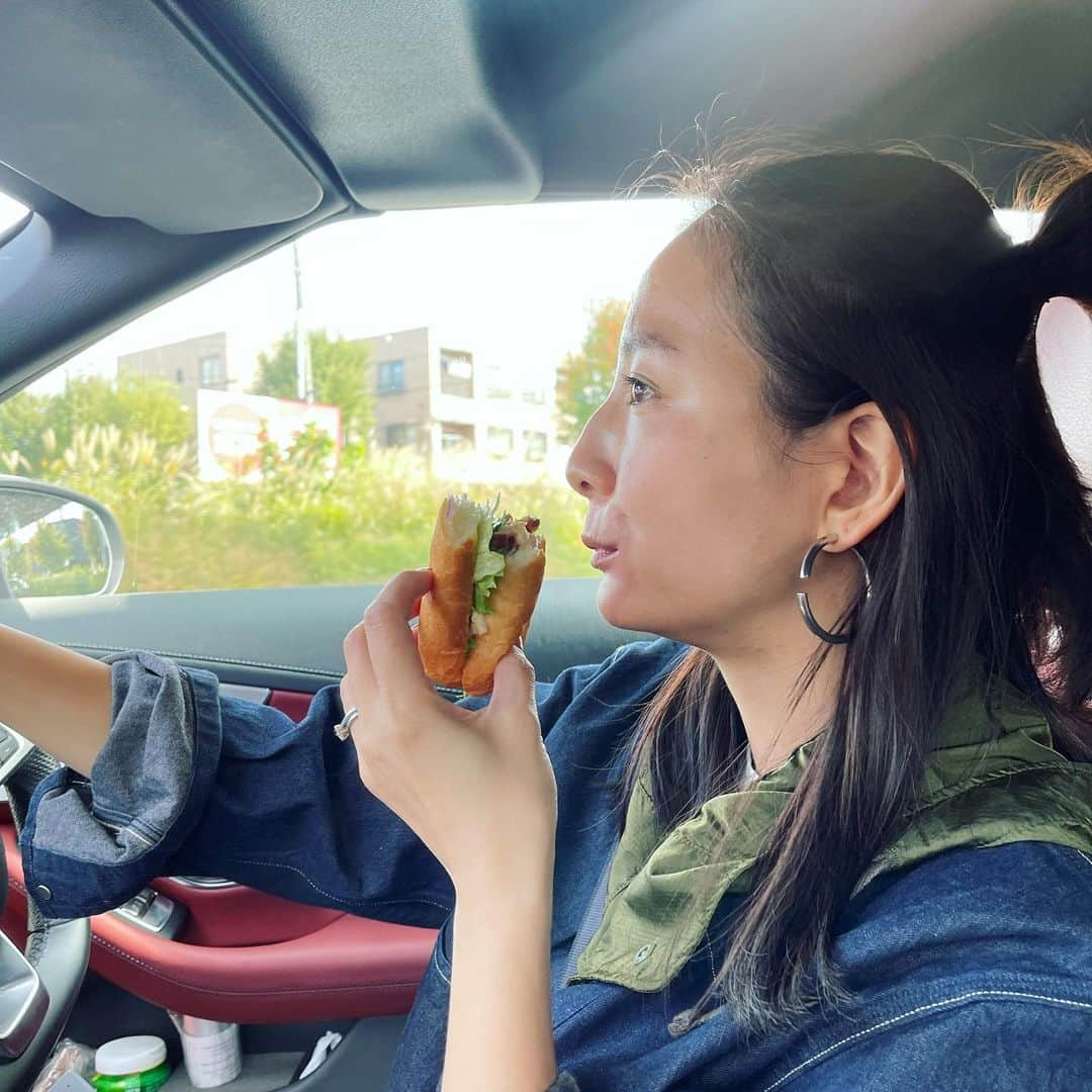 澤田泉美さんのインスタグラム写真 - (澤田泉美Instagram)「朝ごはんを食べながら移動❣️ 食いしん坊お母さんを撮る息子w  #ドライブ#ちょっとそこまで #ドトール#朝ごはん #食いしん坊#息子撮影 #三児の母」11月7日 17時06分 - izumi.sawada