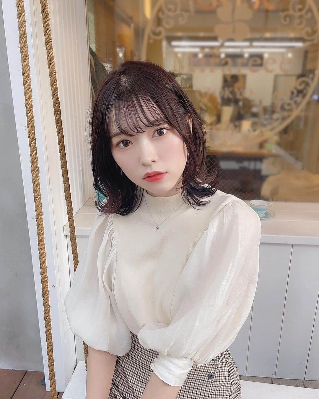 橋本紗奈さんのインスタグラム写真 - (橋本紗奈Instagram)「ヘアメンテしてきました⸜🌷︎⸝‍ 河村さんの神の手により魔法がかけられました✂︎✨(ｱﾘｶﾞﾄｳｺﾞｻﾞｲﾏｽ!) . . 色味はラベンダー系にしてもらったよ❁ 髪の毛とぅるとぅるだと気分上がるっっ . . #ヘアカラー #ヘアアレンジ #ヘアオイル #ミディアム#ミディアムヘア #ミディアムボブ #ミディアムヘアー #外ハネ #前髪カット #シースルーバング #ラベンダーカラー #冬カラー #冬コーデ #モテヘア #代々木」11月7日 17時27分 - hashimoto_sana