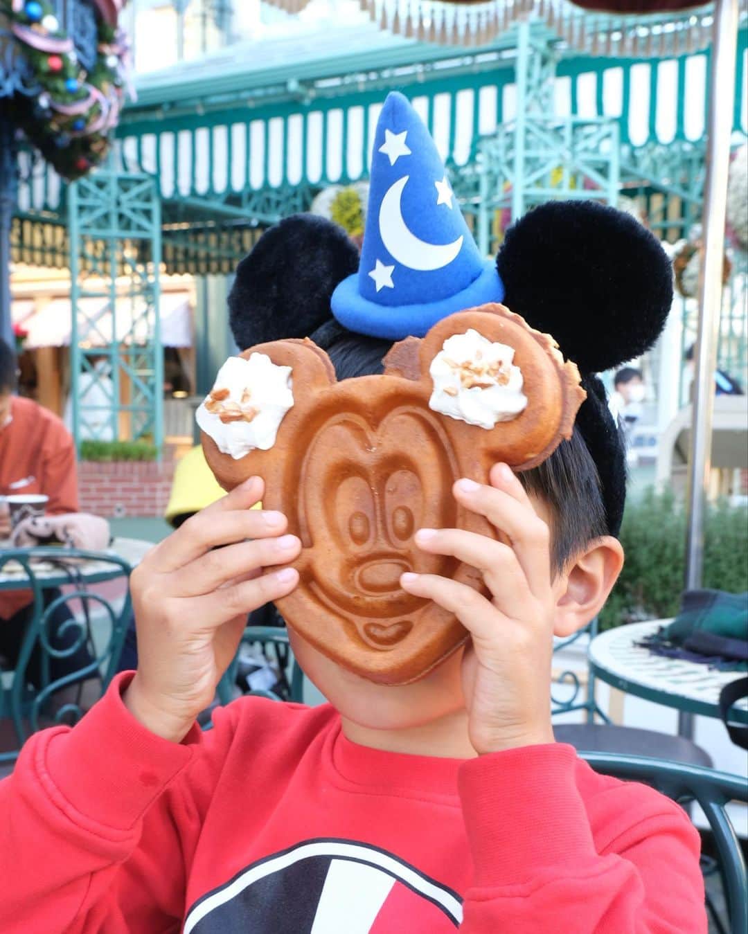 奥田順子さんのインスタグラム写真 - (奥田順子Instagram)「Disney waffle🍴 事前に予約しないと食べれないwaffle。予約しといてよかった！  #Disneyland#5歳ディズニー#子連れディズニー#tokyodisneyland #Disneywaffle #ディズニーランド #tokyodisneyland #ディズニー #disneyland #disney #tdl #東京ディズニーランド #ディズニーコーデ #35周年 #ミッキー #ディズニーリゾート #子連れディズニー #東京ディズニーリゾート #tdr #tokyodisneyresort#ワッフル#ディズニーワッフル」11月7日 8時45分 - okuda_junko