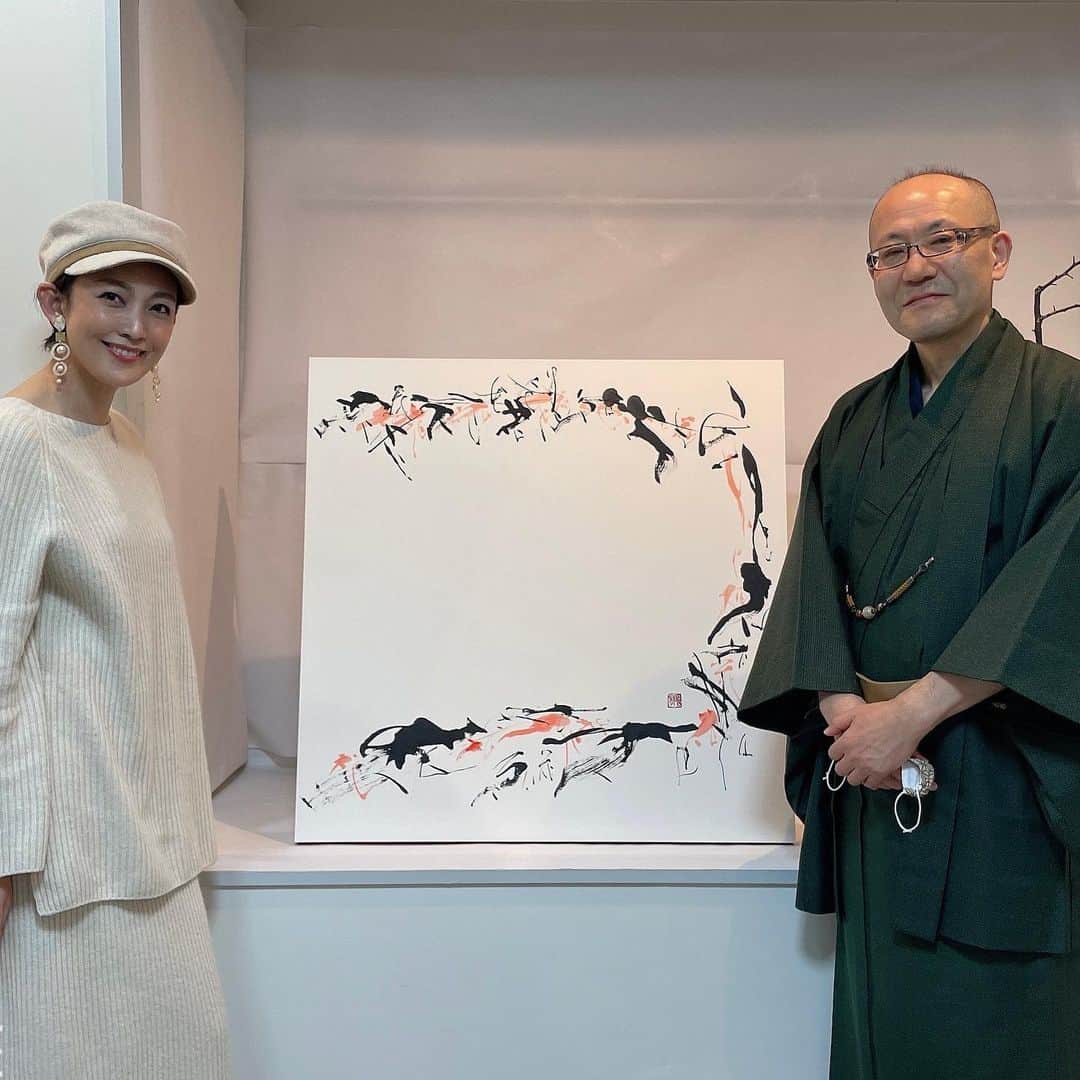 田中美里のインスタグラム：「中島瞻風先生の個展に行ってきました。  先生の作品を眺めながらお抹茶をいただいたり、、。 お庭と先生の書のコラボも素敵でした。  心がフワッとあたたかくなり、最近撮影が続いて緊張していた身体から余計な力がとれていくのを感じました。  8日(月)までやっています。  　Open  11:00～Close  19:00 　 (8日 ～17:00 close)  　 場所: 【SPACE R】多目的スペース｜代官山｜インスタベース https://www.instabase.jp/space/543228074  #書 #中島瞻風　先生 #個展 #代官山 #ずっと眺めていたい」