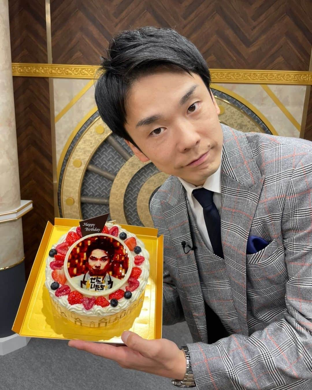 濱家隆一さんのインスタグラム写真 - (濱家隆一Instagram)「昨日、誕生日でした🙇‍♂️ 沢山のお祝いコメントありがとうございました🙆‍♂️✨ 良い38歳にします🙏」11月7日 10時00分 - hamaitachi