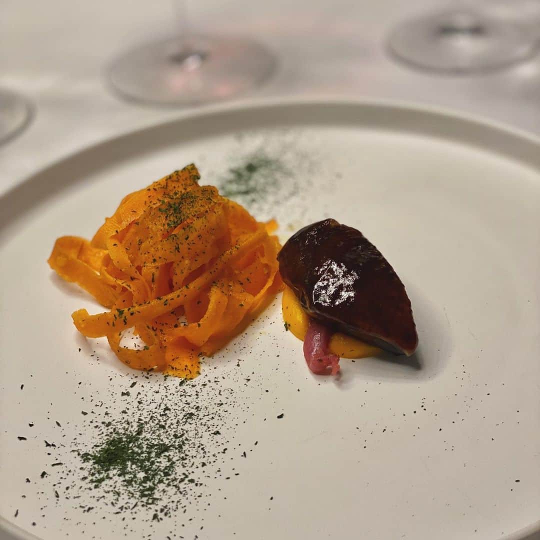 大伴理奈さんのインスタグラム写真 - (大伴理奈Instagram)「_ おはようございます☺︎ 朝からご飯投稿ごめんなさい🙇‍♀️🤣 昨夜はお世話になっている方の 少し遅くなってしまった誕生日のお祝いで 待ちに待ったアンテリブルさんの2階、 キッチンラボさんへ🍷 そして、人生初の シェフズテーブルでした🙏🏻 雰囲気もお食事も素晴らしく 改めて料理人の方が試行錯誤して 想いを込めて作って下さった料理に感動をした日になりました🥰  改めて、、朝からごめんなさい！笑  またこんな時間を過ごせますように☺︎  #アンテリブル #ビストロ #キッチンラボ」11月7日 10時15分 - rina_otomo