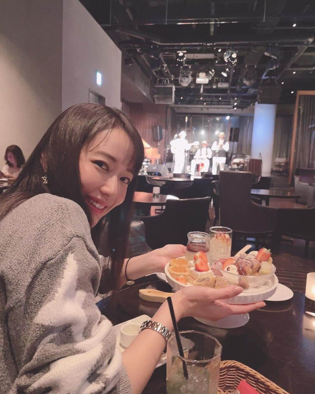 吉山りささんのインスタグラム写真 - (吉山りさInstagram)「🥂  高校からの友だちがお祝いしてくれた〜💓  みんなは今が絶賛子育てちゅ〜💋  生牡蠣10個くらい食べた😍💋  ビール飲んだ〜🍻 日本酒3種類飲んだ〜🍶 シュワシュワのんだ〜🥂 ワインも飲んだ〜🍷 〆はモヒートにした〜🍸   ドルチェの盛り合わせ1人で食べた😂  ウニのパスタが特に美味しかった😍  ふわふわしてるはんぺんみたいな揚げ物もほぼ1人で食べた😂😂😂  なので 行きも帰りも1時間歩いて帰りました🧜🏻‍♀️💕  で帰ってきたらお腹空いてた〜😎  ちゃんちゃん🐷🐷🐷   #ありがとう #同級生 羊飼いならぬ #羊会    #吉山りさ #モデル #フリーモデル  このままだとドスコイ選手権出られる ( ´ω` )ﾃﾞﾌﾞｩ #デブ活  #🐷    #食べ過ぎ  #飲み過ぎ でも #二日酔い なし😎あれ飲んだから💕」11月7日 10時26分 - oreorerisa