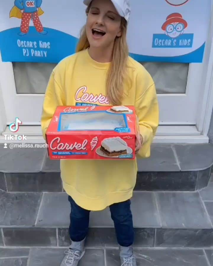 メリッサ・ラウシュのインスタグラム：「I'm kicking off the @loveicecreamcakes #CakeFlipForACause challenge! Join me in raising awareness for @oscarskidsamerica and honoring the brave kids of the pediatric cancer community by flipping a cake and tagging me, @loveicecreamcakes and @oscarskidsamerica. Then challenge a friend to join in! Together we can continue Oscar's legacy, by funding groundbreaking research in pursuit of finding new treatments and a cure for DIPG and other #childhoodcancer diagnoses, while bringing Oscar's magic to children and families affected by #pediatriccancer.  Want to contribute to the cause but can’t flip a cake? Just text OSCAR to 50555 or visit letsengage.com/OscarsKids (link in bio) to make a donation.  No cake was wasted in the making of this video: Please check my Tik Tok to see how I flipped the cake and ate it too! (at)Melissa(dot)Rauch  #OscarsKidsPJParty」