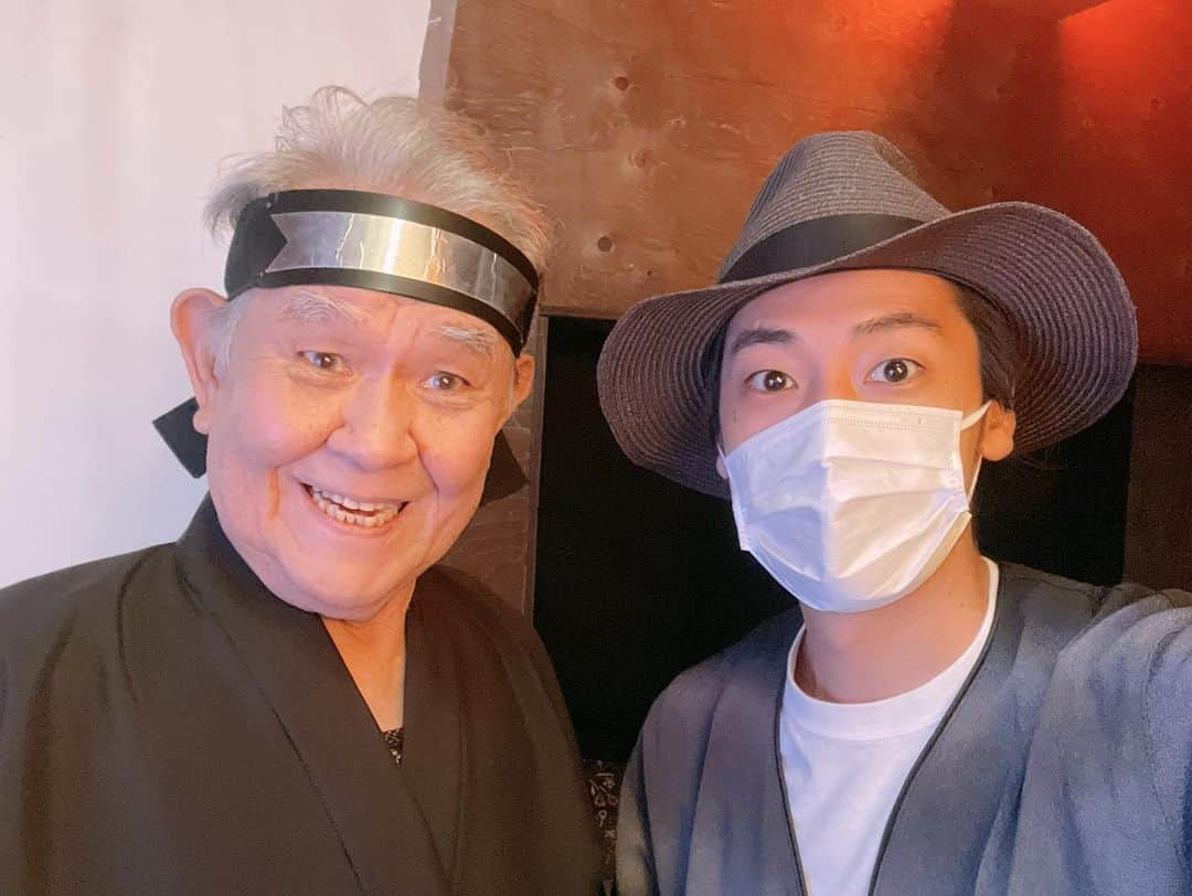 福士誠治さんのインスタグラム写真 - (福士誠治Instagram)「舞台 葉隠れ旅館物語のチラシ撮影にて 皆さんとニンニン  池袋あうるすぽっとで 11月10日から始まります。まだチケットもありますので、迷っている方今こそ動く時ですU￣ｰ￣U ﾆﾔﾘ  会場で待っておりますね  #福士誠治 #駿河太郎 #岡本玲 #渡辺裕太 #村上航 #増子倭文江 #深澤大河 #渡辺哲 #舞台 #葉隠れ旅館物語 #池袋あうるすぽっと #演劇」11月7日 11時38分 - seiji_fukushi